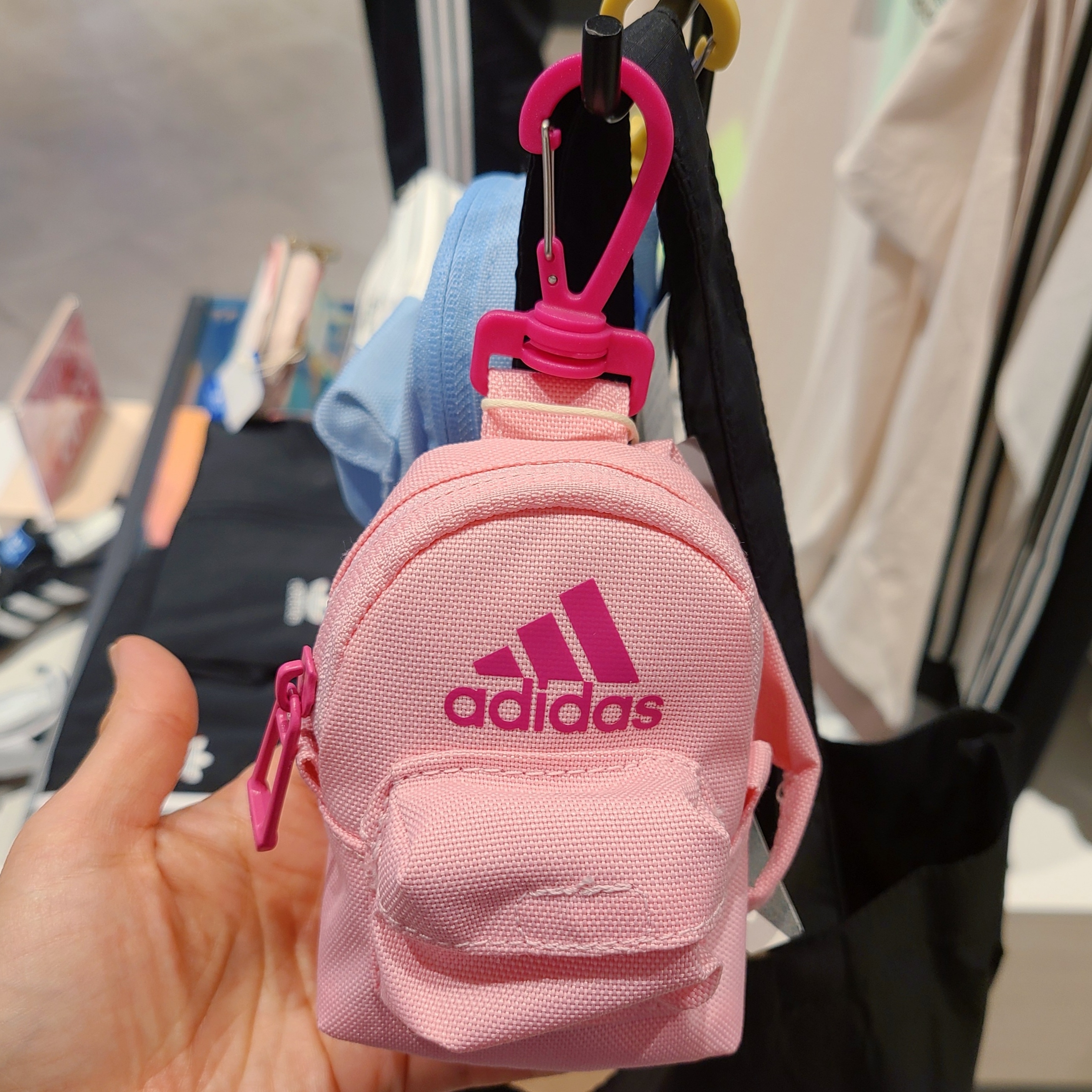 아디다스 패커블 백 키링 원더 블루, 아디다스 패커블 백 키링 핑크 퓨전 착용 스타일 - 2