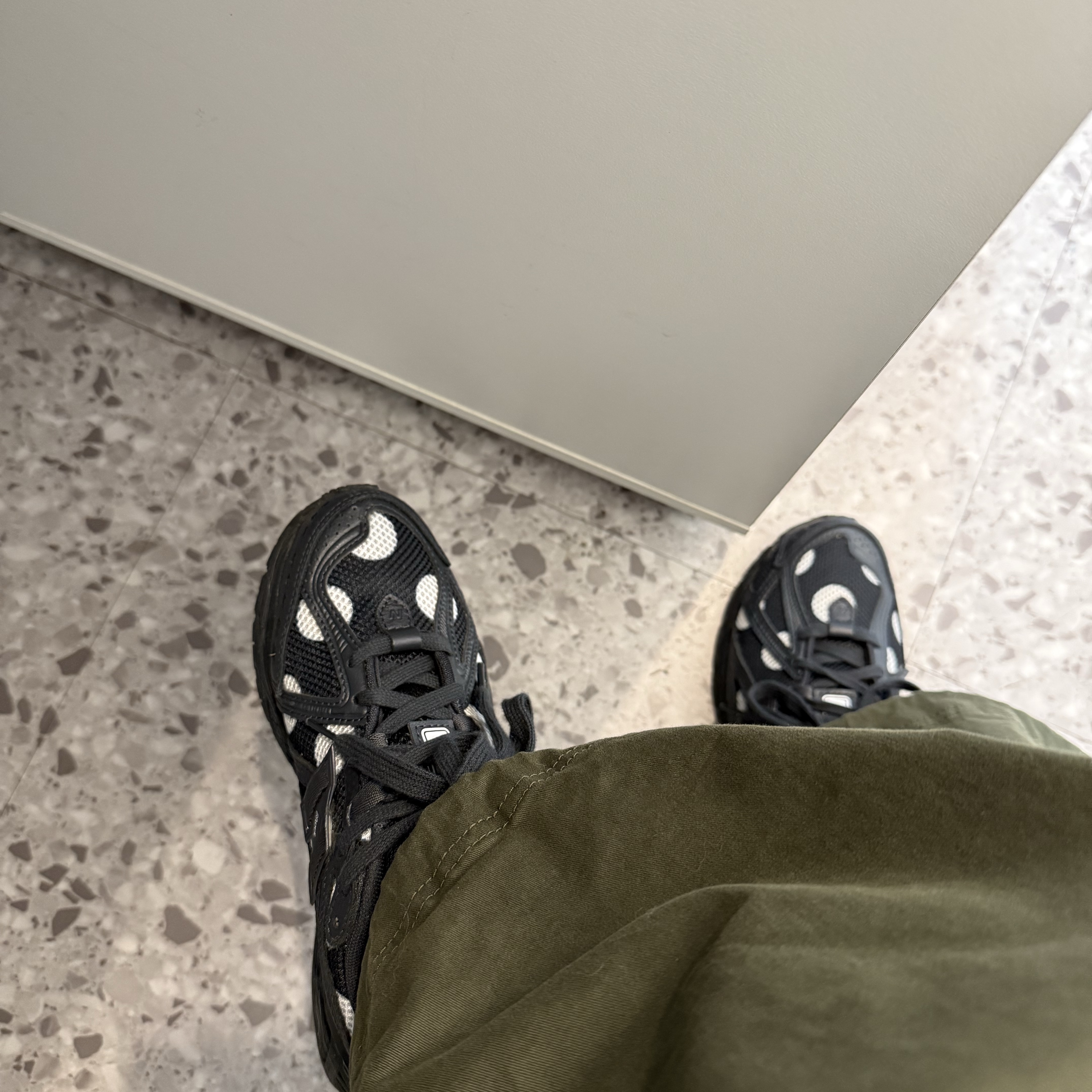 New Balance 1906R Polka Dot Black 착용 스타일
