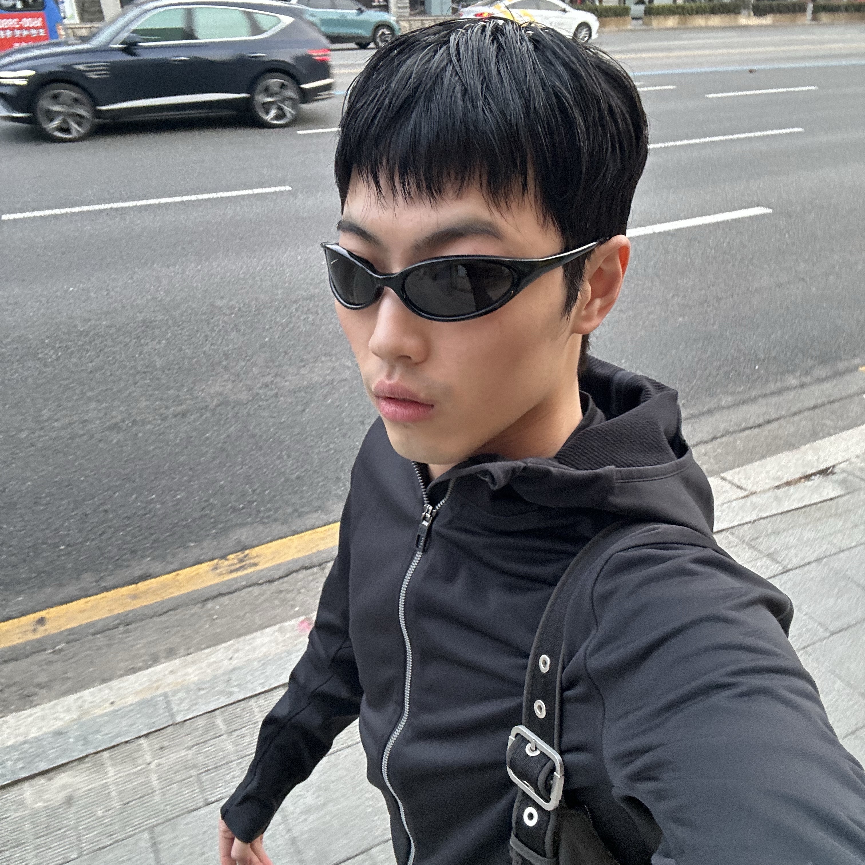 젠틀 몬스터 x 메종 마르지엘라 MM202 블랙 그레이 착용 스타일 - 2