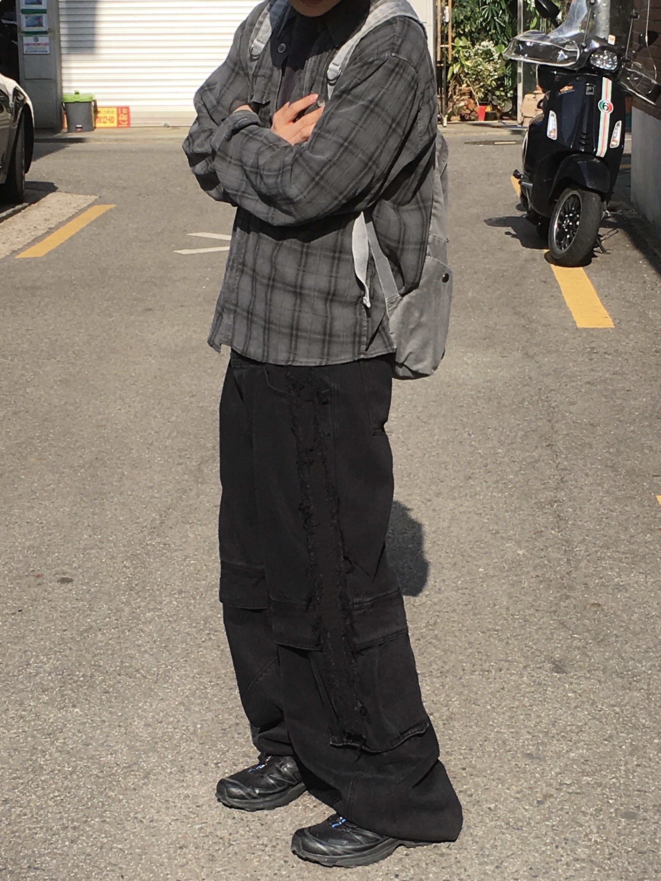 Hatchingroom Dyed Backpack Charcoal, Salomon XT-6 ADV Black 착용 스타일 - 3