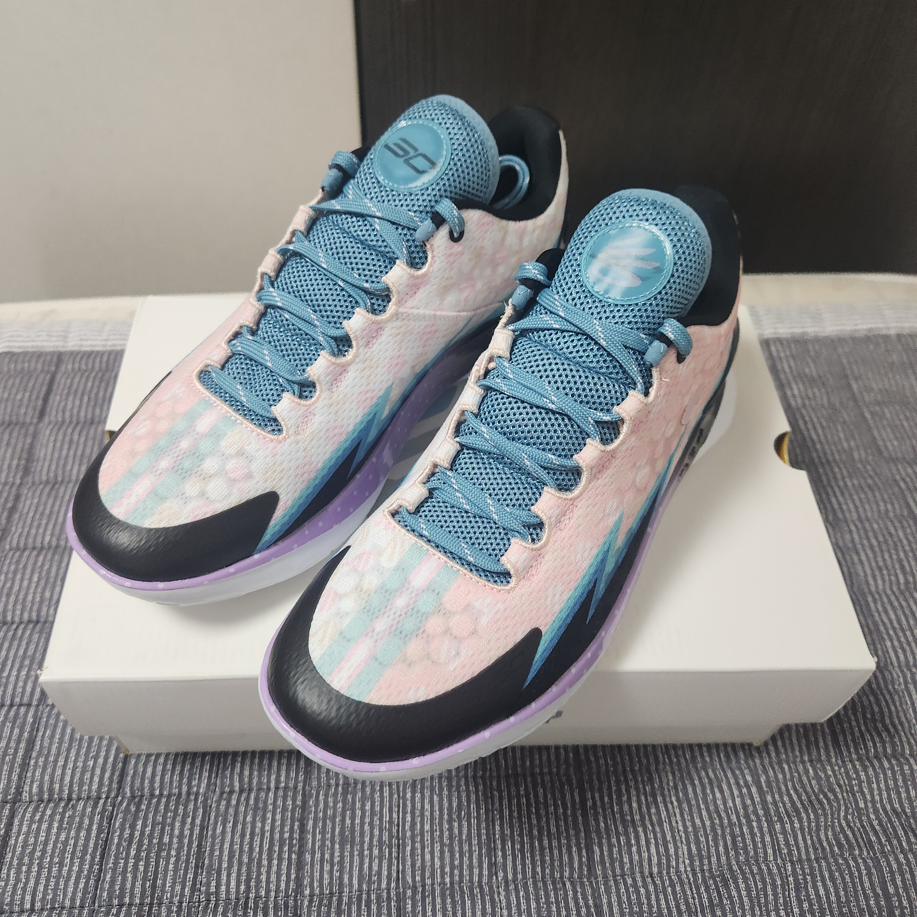 Under Armour Curry 1 Low FloTro Blue Pink 착용 스타일 - 1