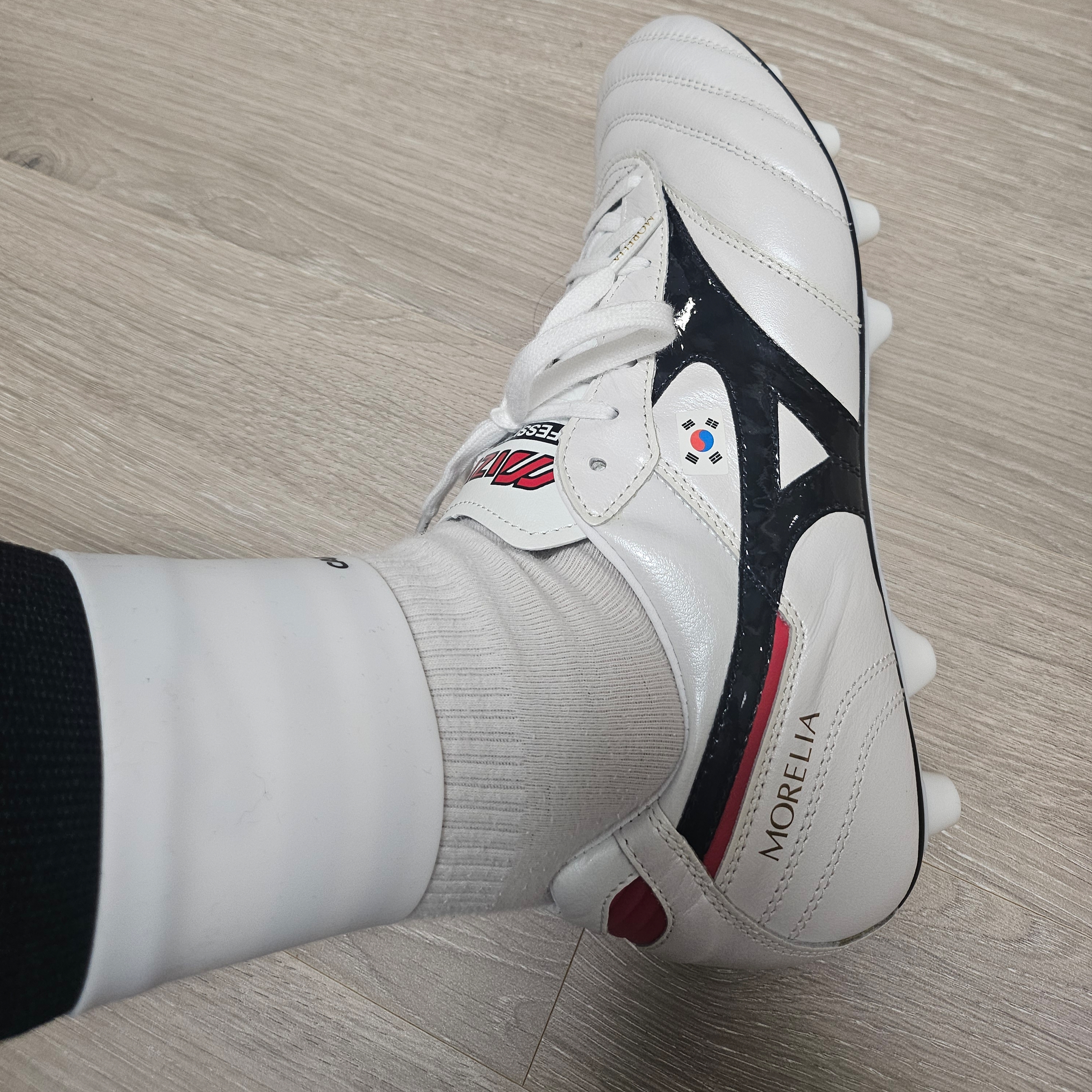 Mizuno Morelia II Japan Super White Pearl Black 착용 스타일 - 2