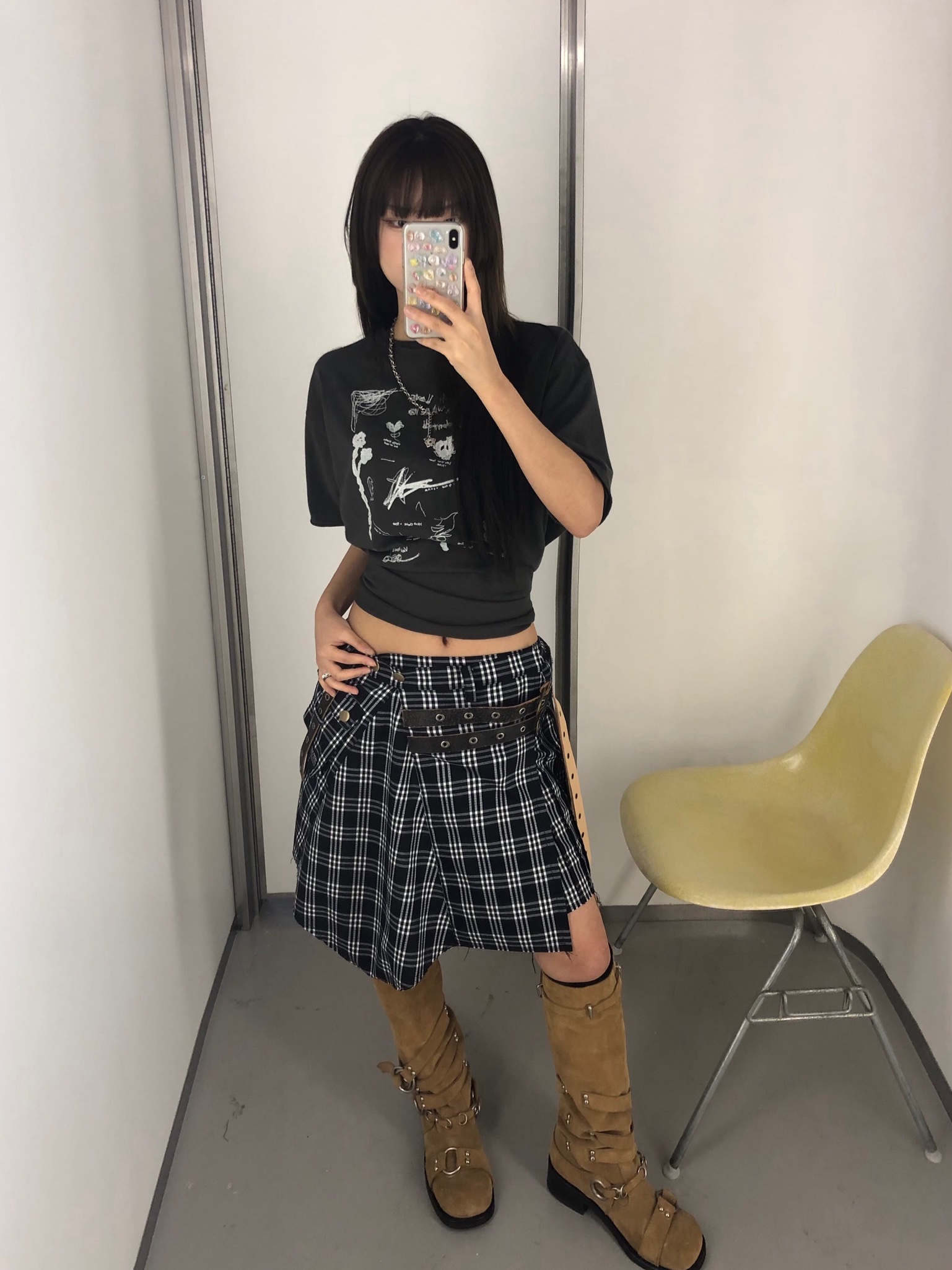 Vacant Archive Evan Artwork T-Shirt Brown, Vacant Archive Evan Artwork T-Shirt Yellow 착용 스타일 - 2