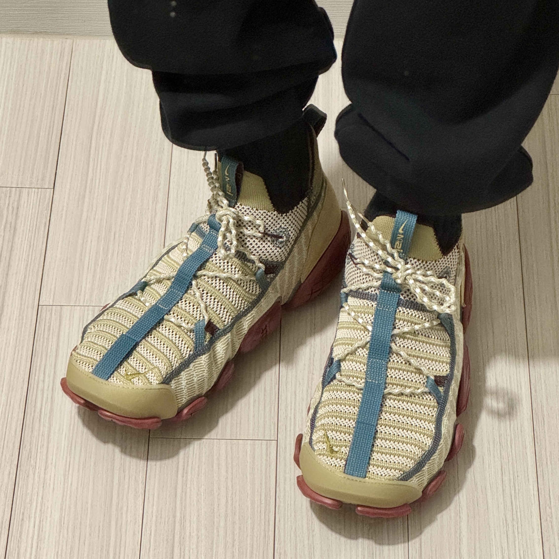 Nike ISPA Link Barley and Desert Moss 착용 스타일 - 2