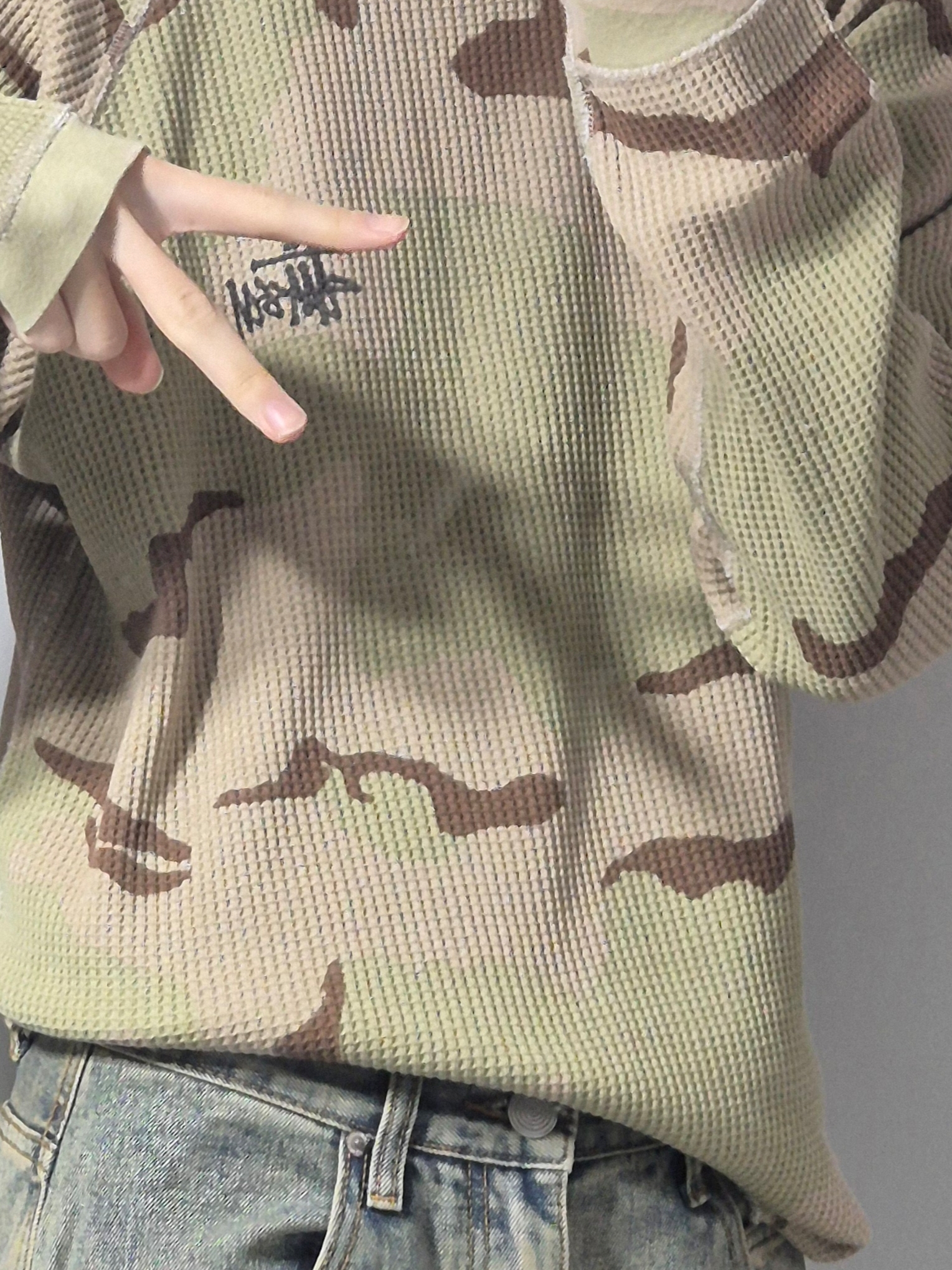 스투시 래글런 써멀 롱슬리브 크루 샌드 카모, 밀로 아카이브 데미지 카펜터 팬츠 샌드 블루 착용 스타일 - 2