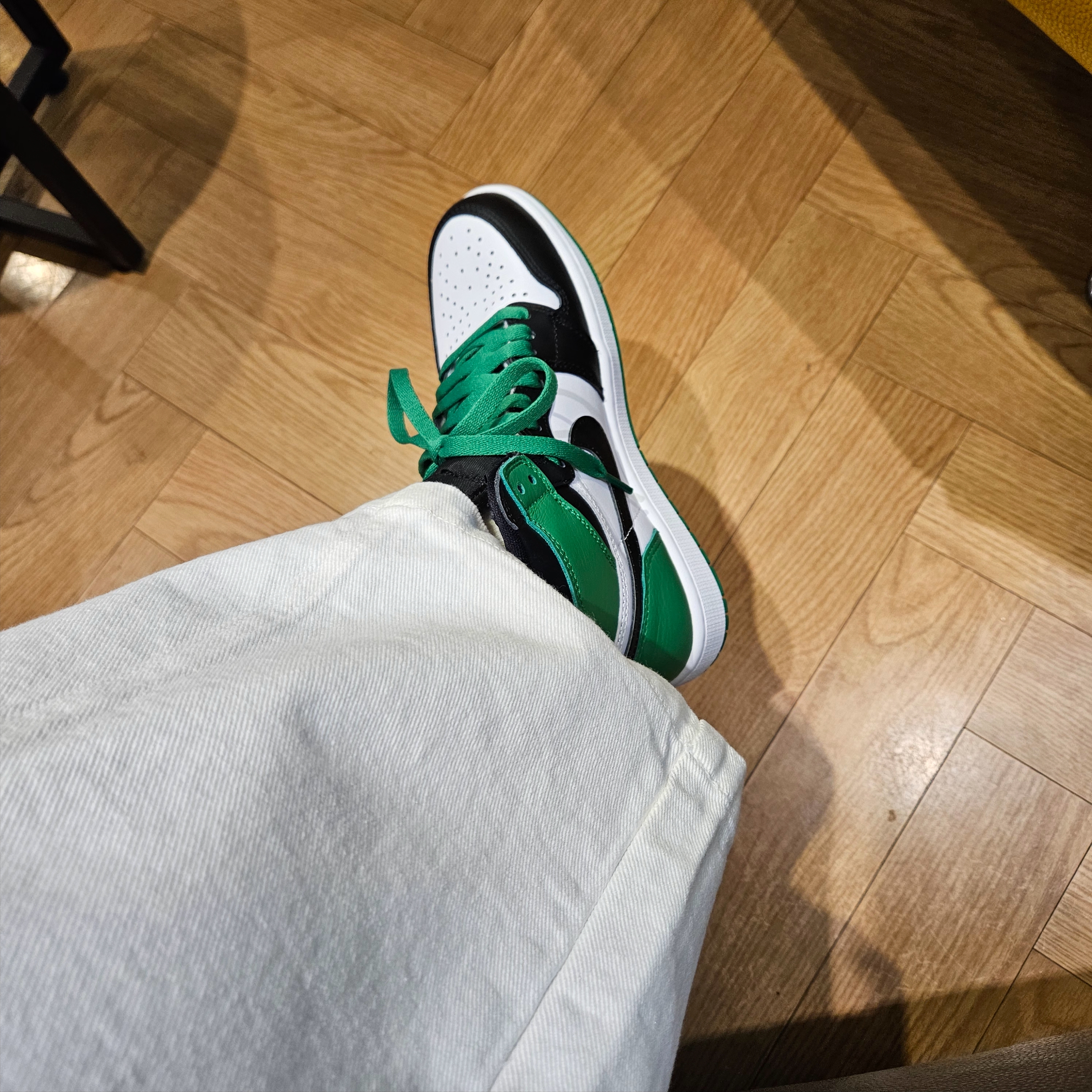 Jordan 1 Retro High OG Black and Lucky Green, Celine Oval Bag Cuir Triomphe in Smooth Calfskin Tan 착용 스타일 - 3