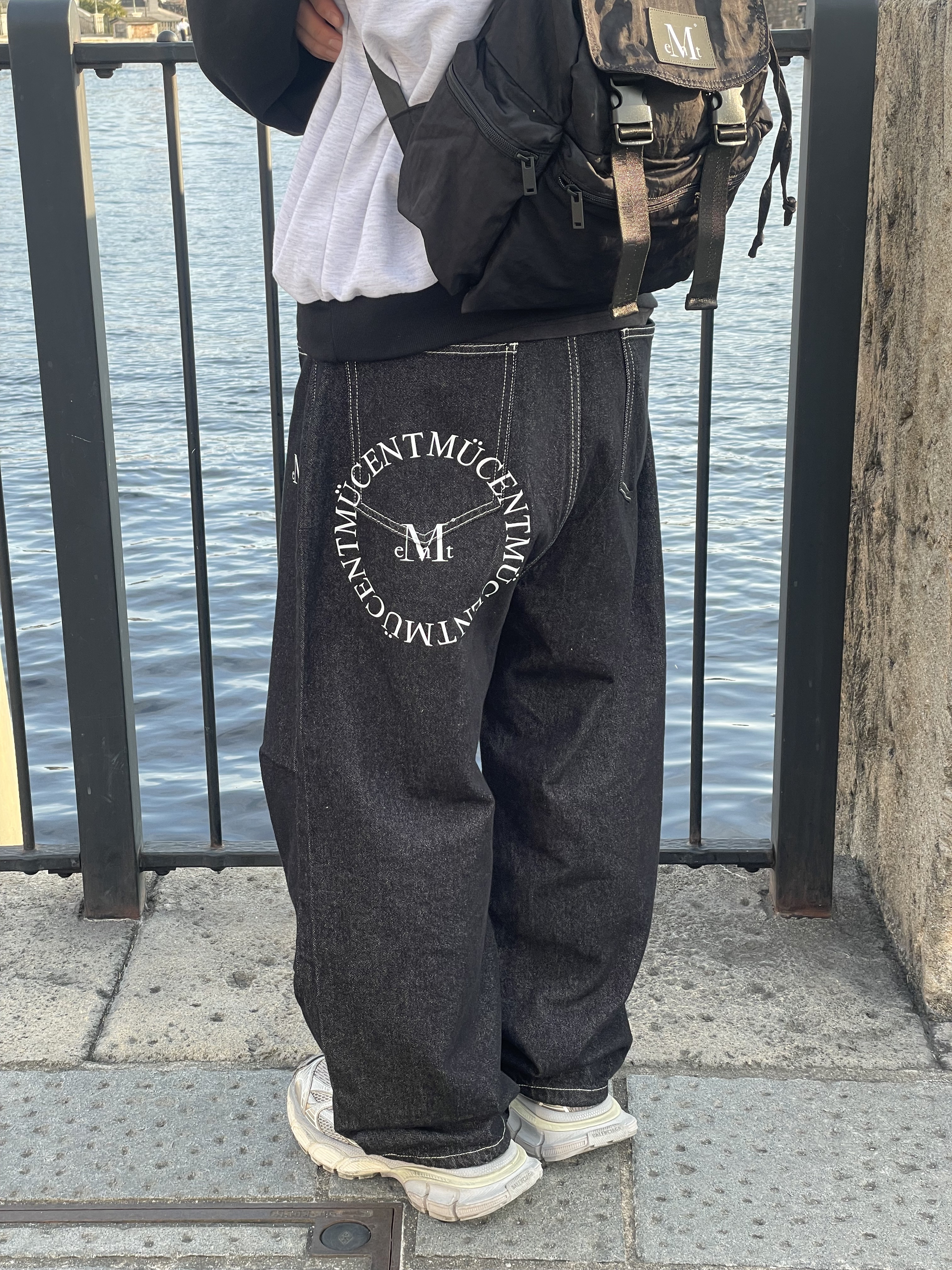 MUCENT Signature Arc Back Logo Denim Pants Black, MUCENT Mobius Lettering Raglan Mtm Black-Oatmeal 착용 스타일 - 2