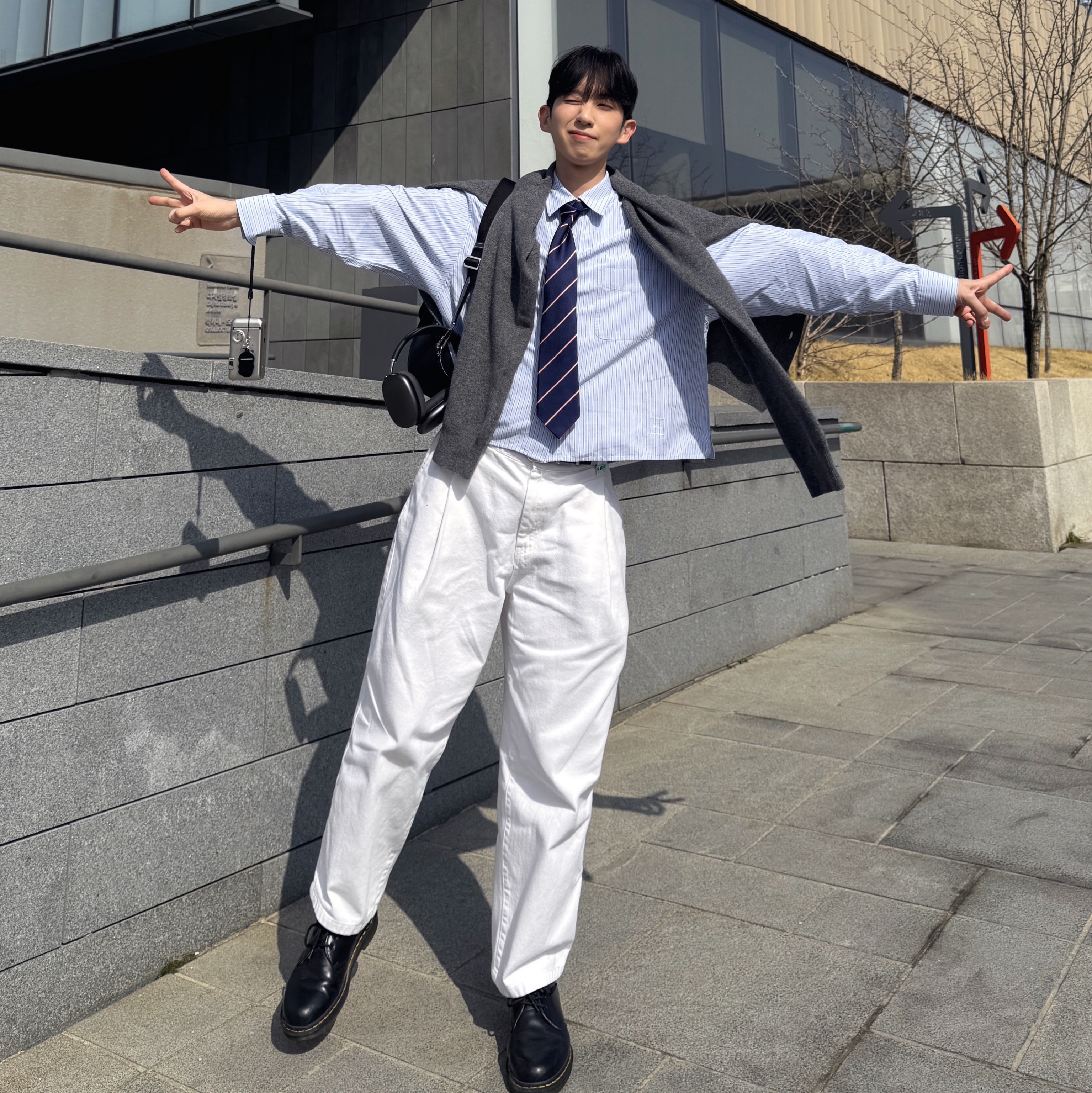Uniqlo x JW Anderson Silk Tie Navy, (W) Uniqlo x JW Anderson Oxford Boxy Shirt Stripe Light Blue - KR 착용 스타일