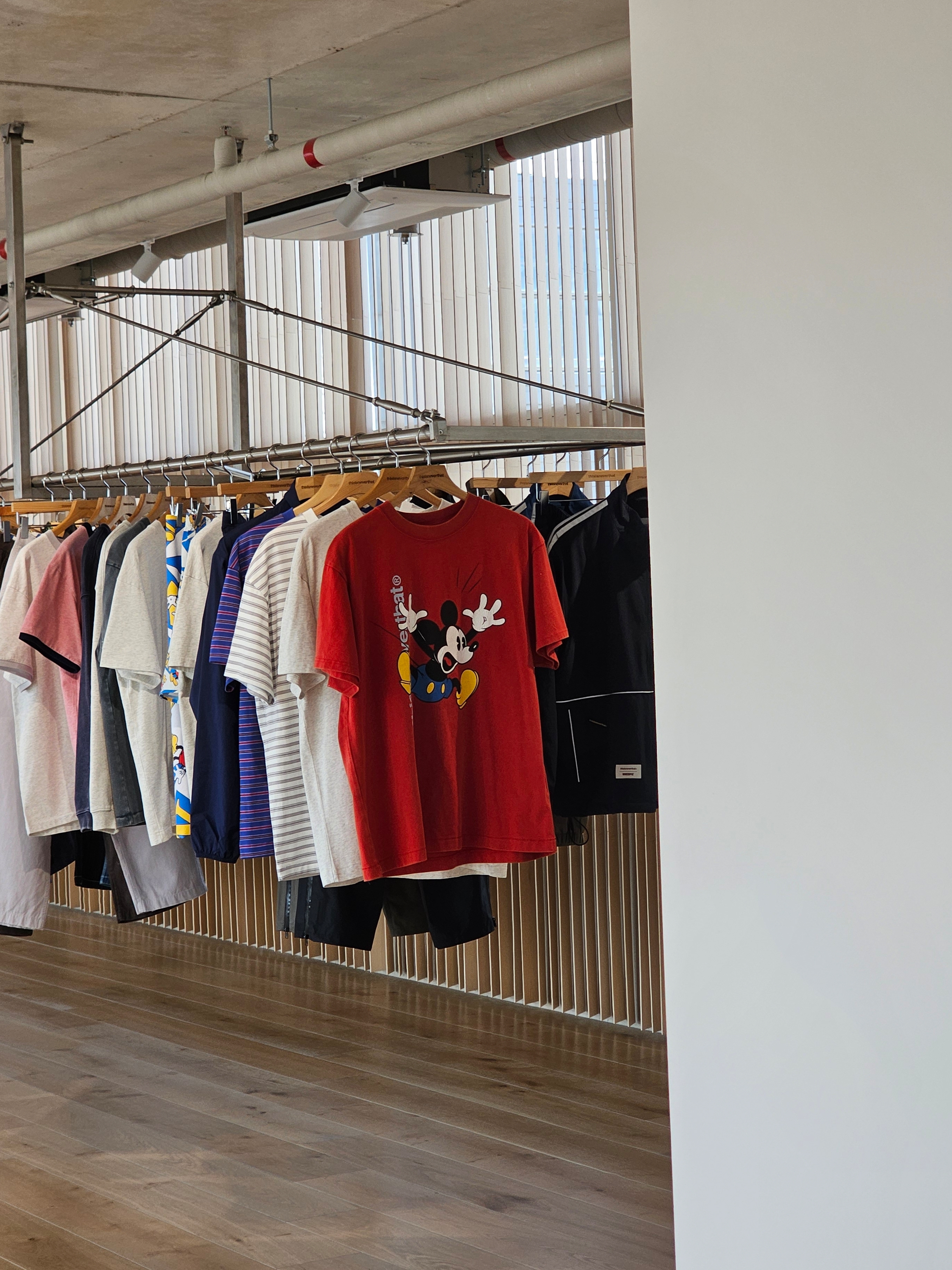 Thisisneverthat x Disney Mickey Jumping T-Shirt Red, Thisisneverthat x Disney Mickey Classic Crewneck Navy 착용 스타일 - 1
