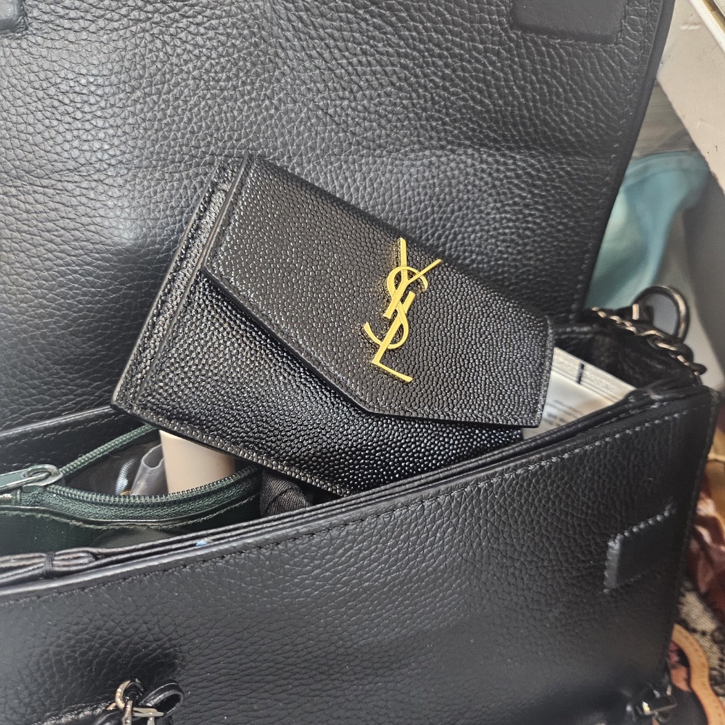 Saint Laurent Gold Monogram Uptown Card Case in Grain de Poudre Embossed Leather Black 착용 스타일