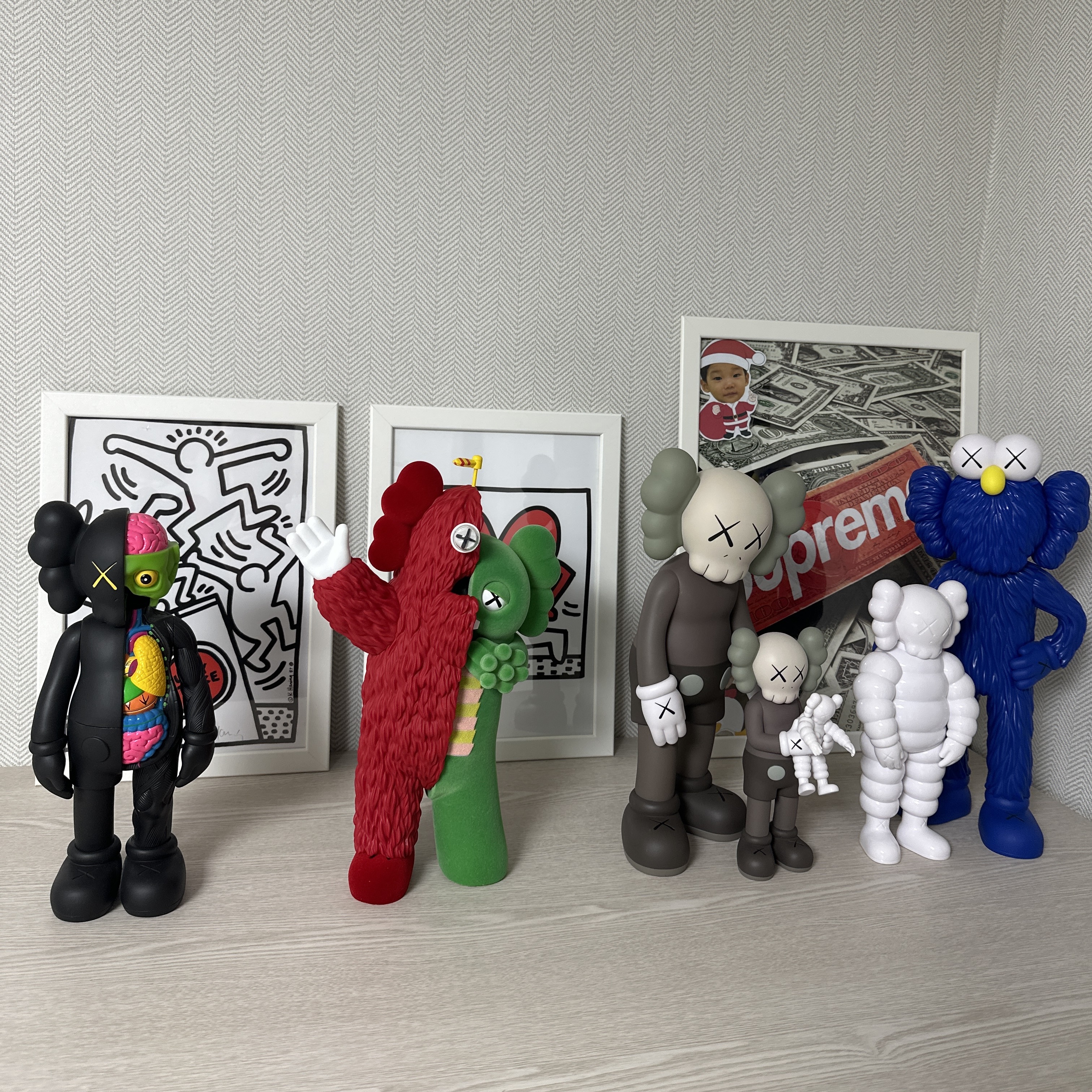 Kaws Family Vinyl Figure Brown Blue White, Kaws Kachamukku Vinyl Figure Green Red 착용 스타일 - 1