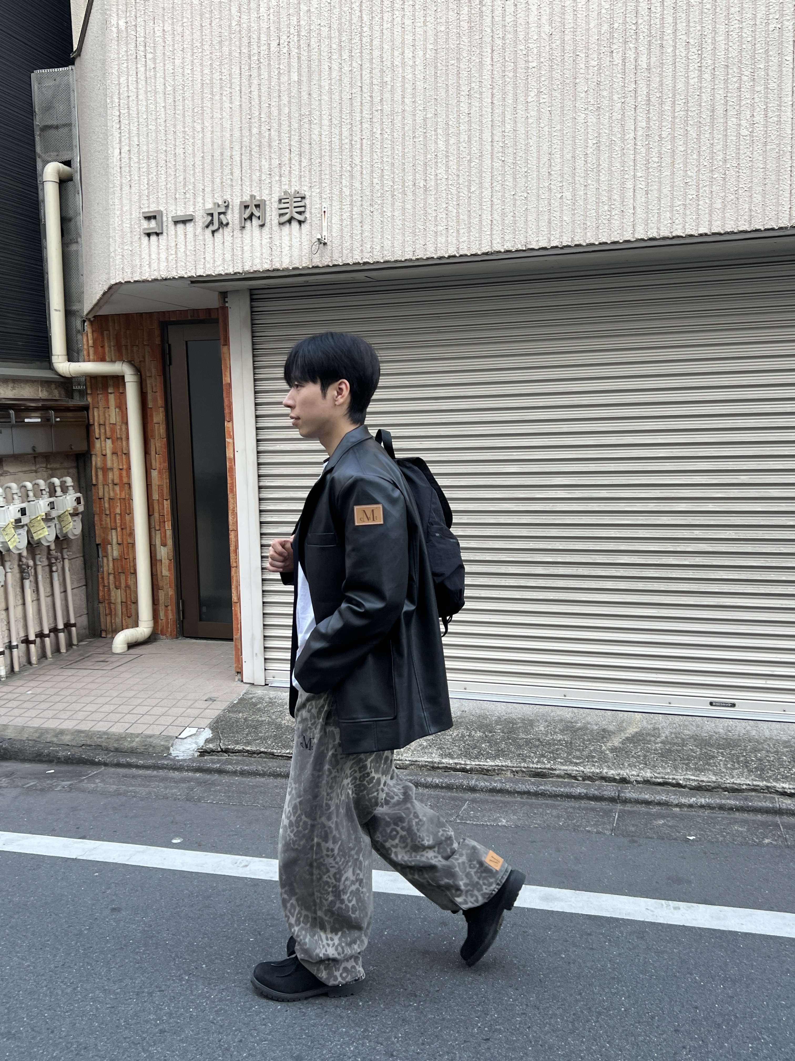 MUCENT Ditt Snap Button Leopard Wide Pants, MUCENT Duns Daddyfit Blazer Leather Jacket Black 착용 스타일 - 1