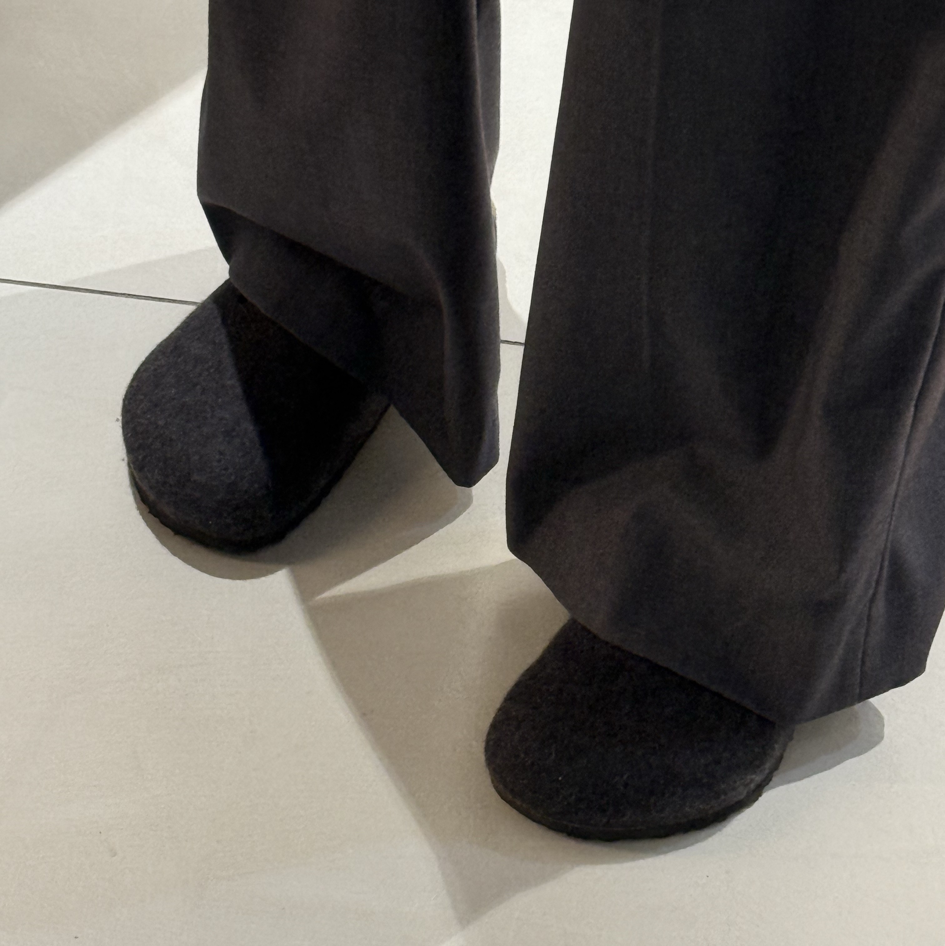 Birkenstock Boston Wool Felt Anthracite - Narrow 착용 스타일