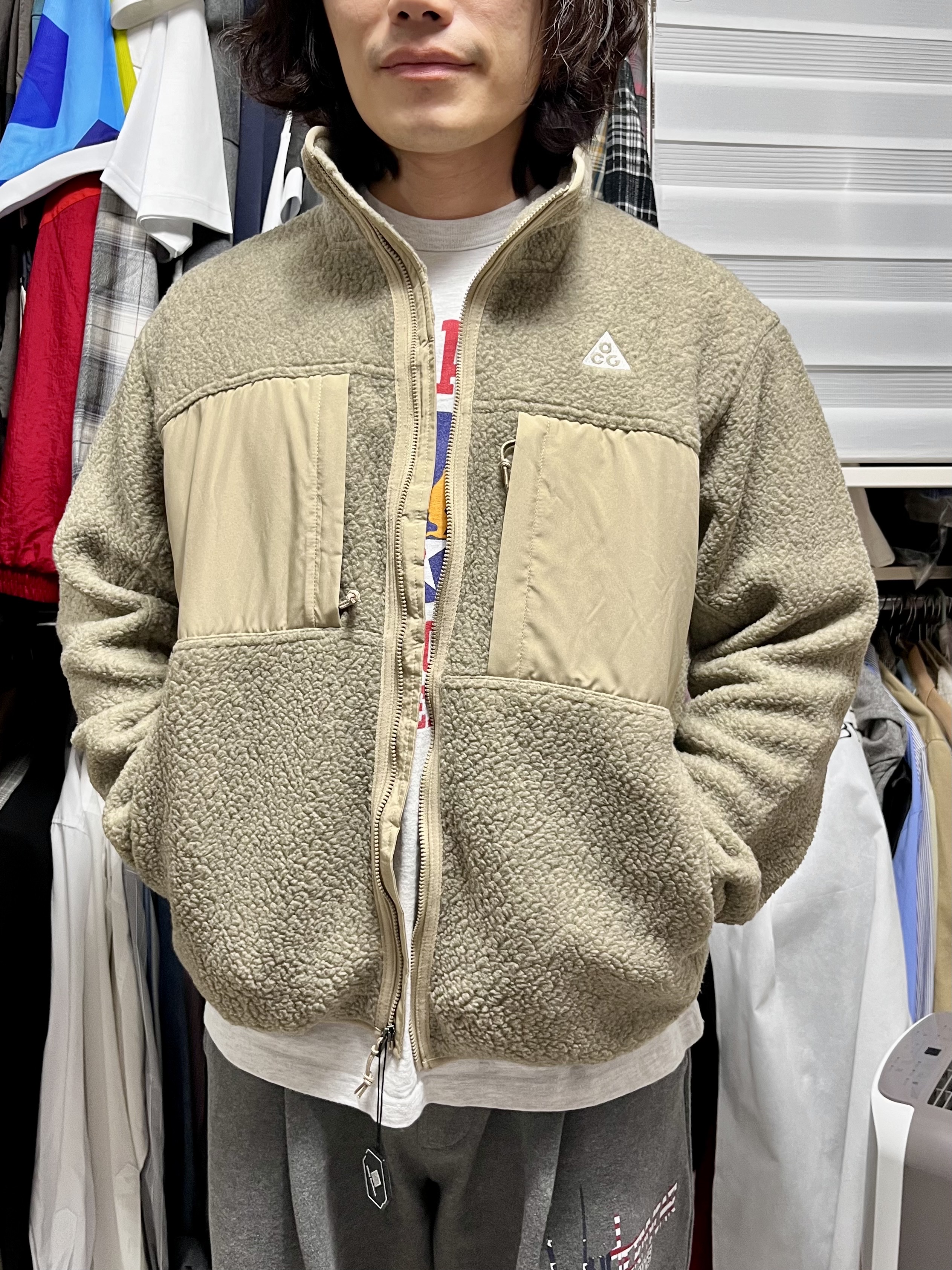 나이키 ACG 아크틱 울프 풀 집 탑 카키 라이트 아이언 오어 - 아시아, 언더마이카 피오씨 USA 플래그 본디 스웻 팬츠 그레이 착용 스타일 - 4