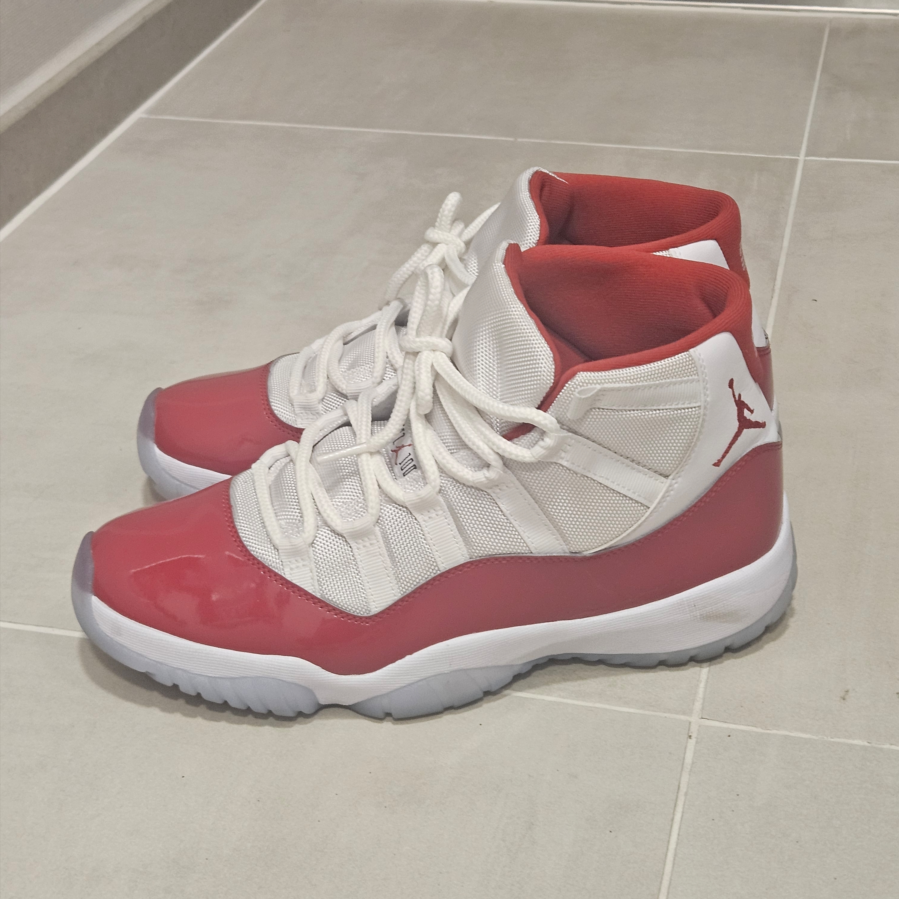 Jordan 11 Retro Varsity Red 착용 스타일