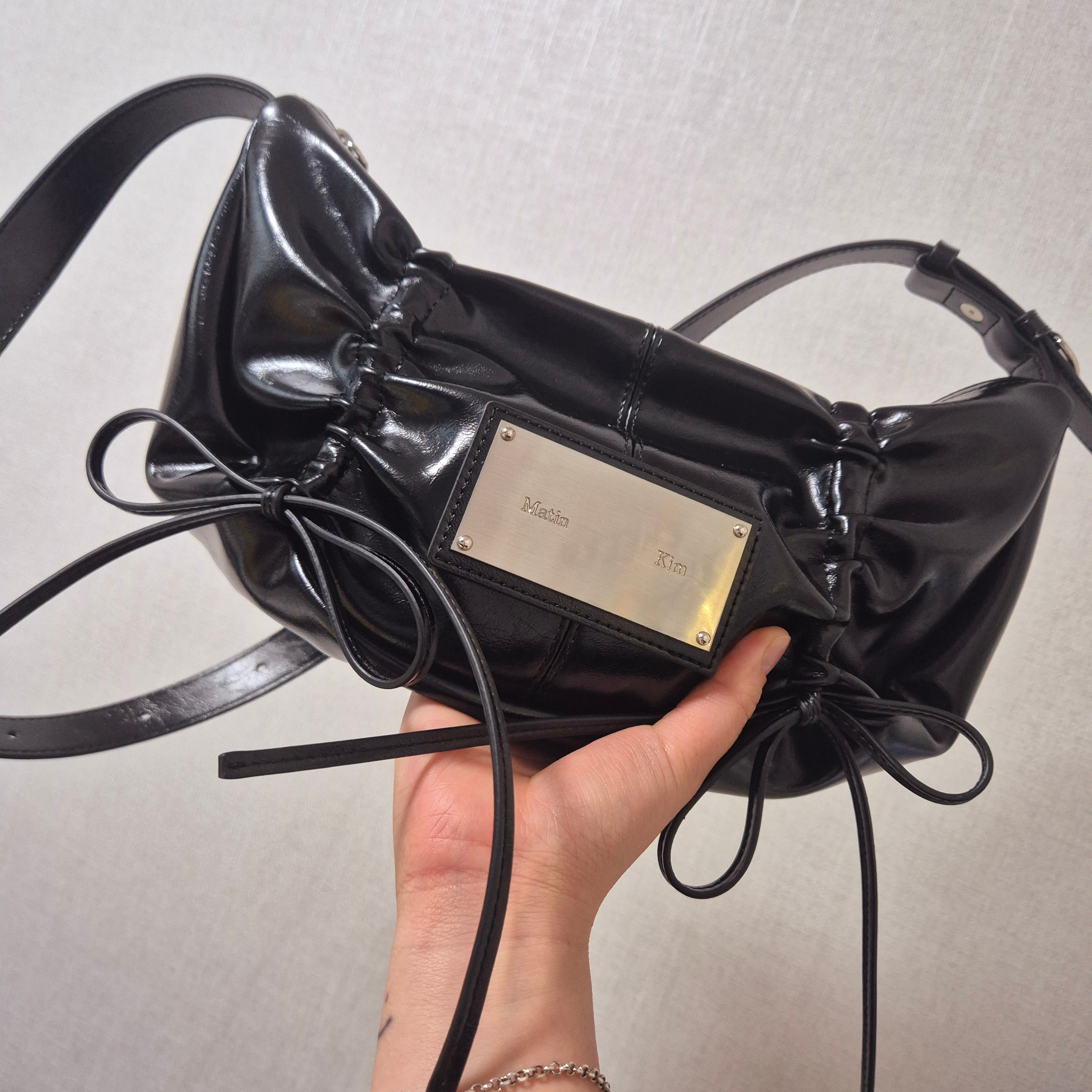 Matin Kim Half Shirring Ribbon Round Bag Black 착용 스타일