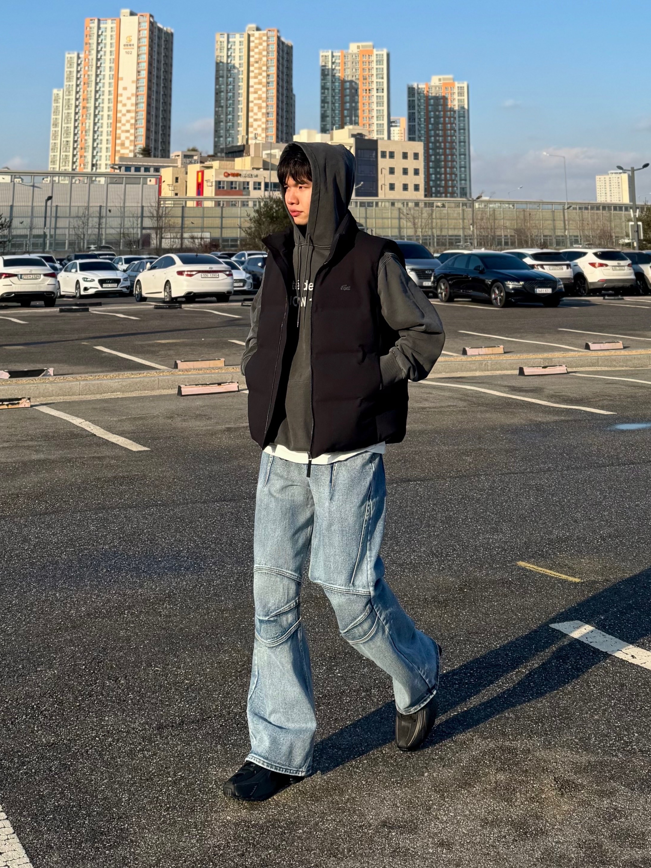 (W) Nike Shox R4 Black, Nike Shox R4 Triple Black 착용 스타일 - 1