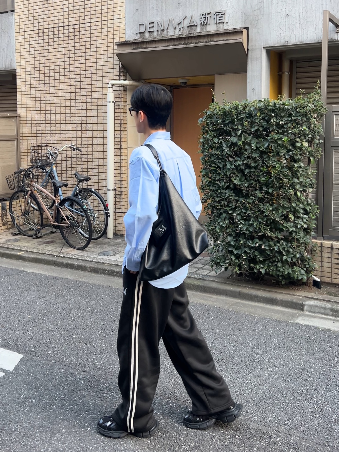 MUCENT Signature Side Track Line Sweat Pants Black, MUCENT Roson Classic Round Cuff Loose Fit Shirt Sky Blue 착용 스타일