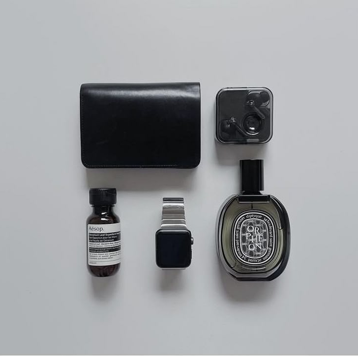 Apple Watch SE 2024 40mm Midnight Aluminium Case with Sport Band S/M Midnight (Korean Ver.), Diptyque Orpheon Eau De Parfum 75ml 착용 스타일