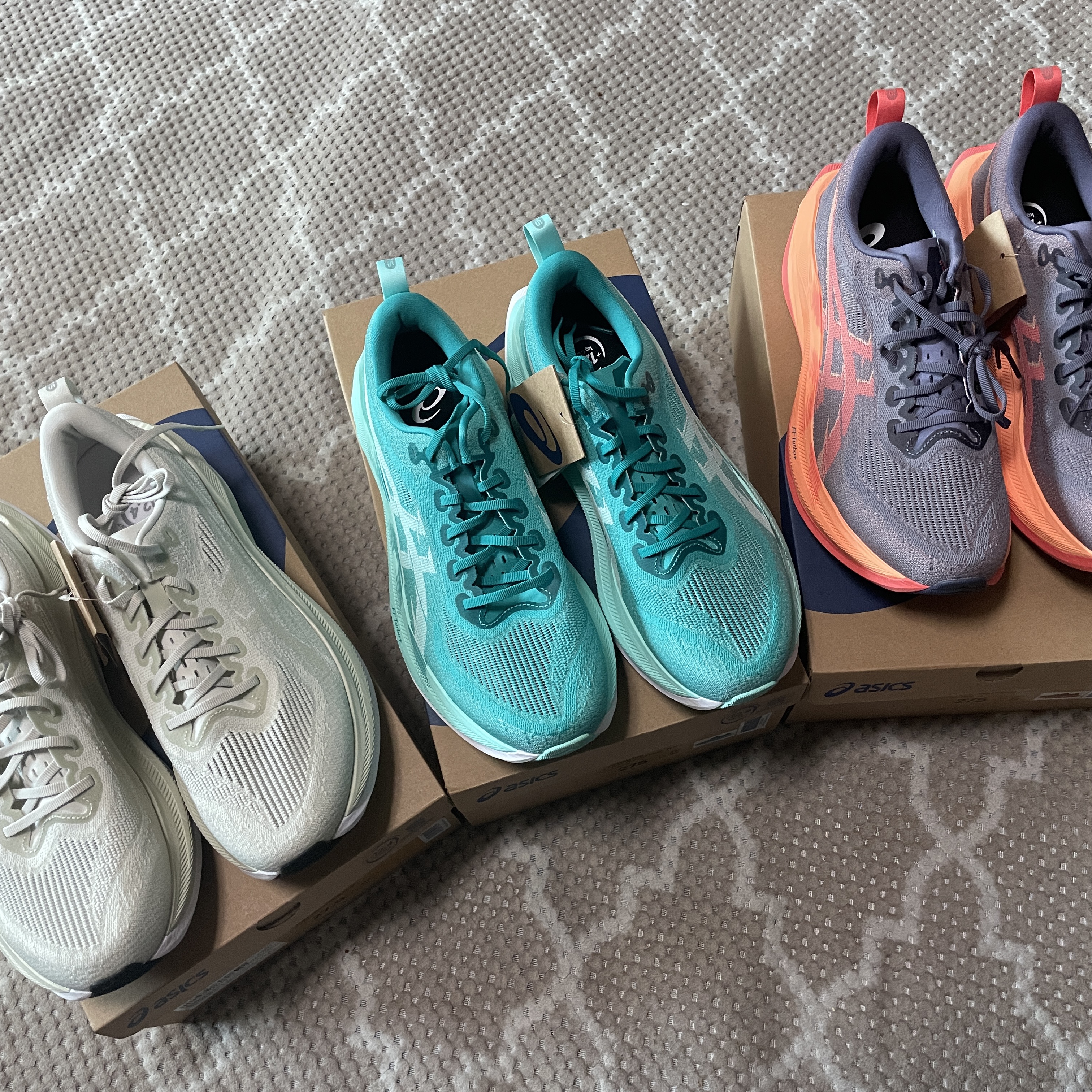 Asics Superblast 2 Lake Grey White Sage, Asics Superblast 2 Greyish Purple Coral Reef 착용 스타일 - 1