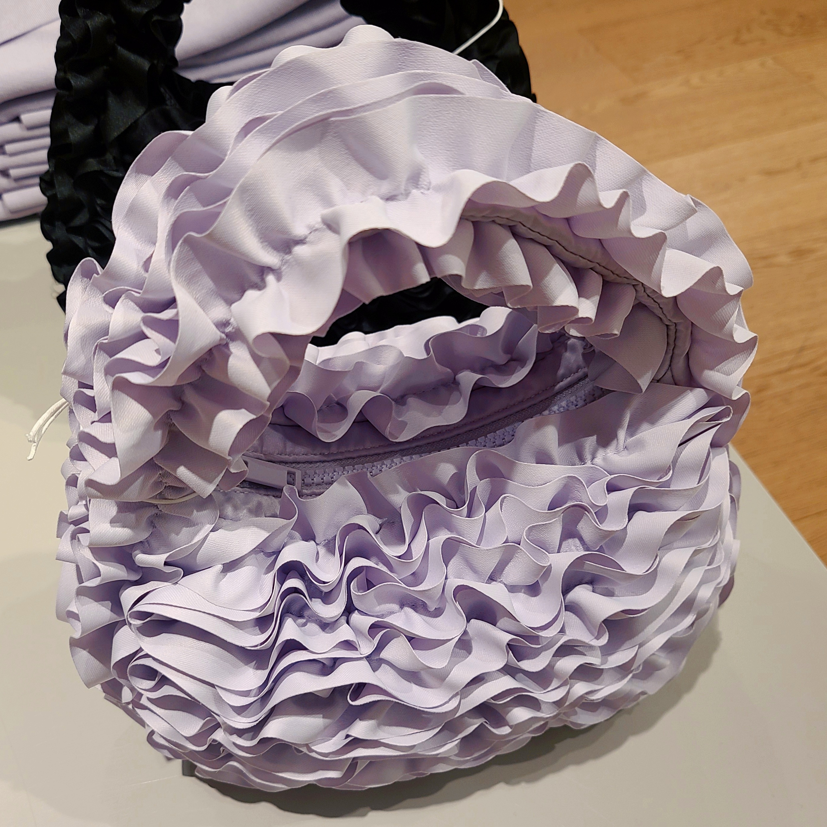 COS Dahlia Micro Bag Lilac, COS Cloud Mini Tote Bag Ecru 착용 스타일 - 1