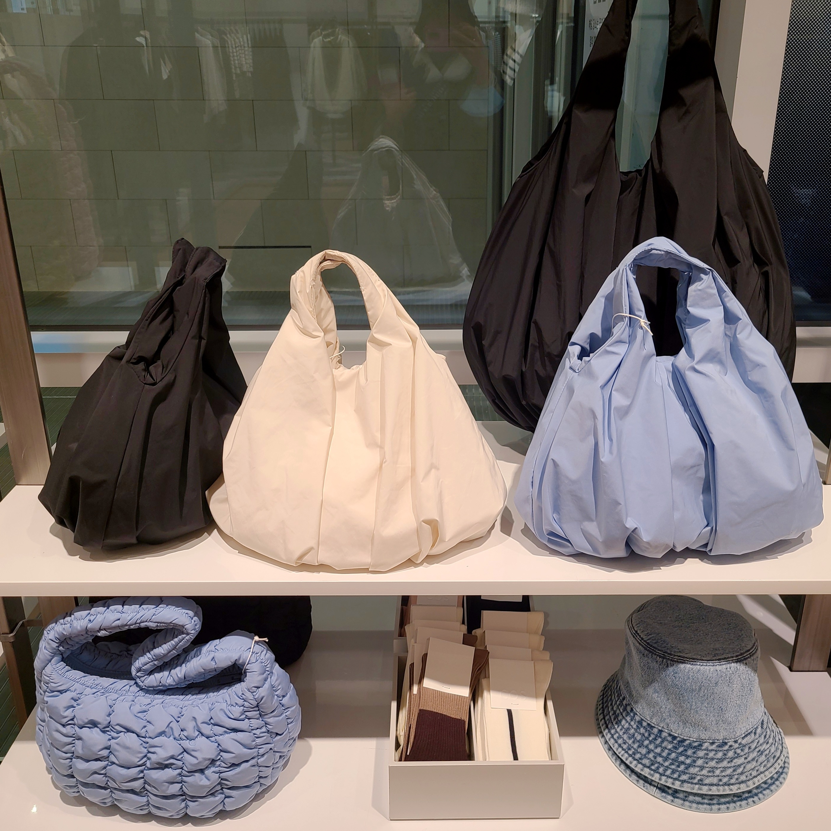 COS Dahlia Micro Bag Lilac, COS Cloud Mini Tote Bag Ecru 착용 스타일 - 3