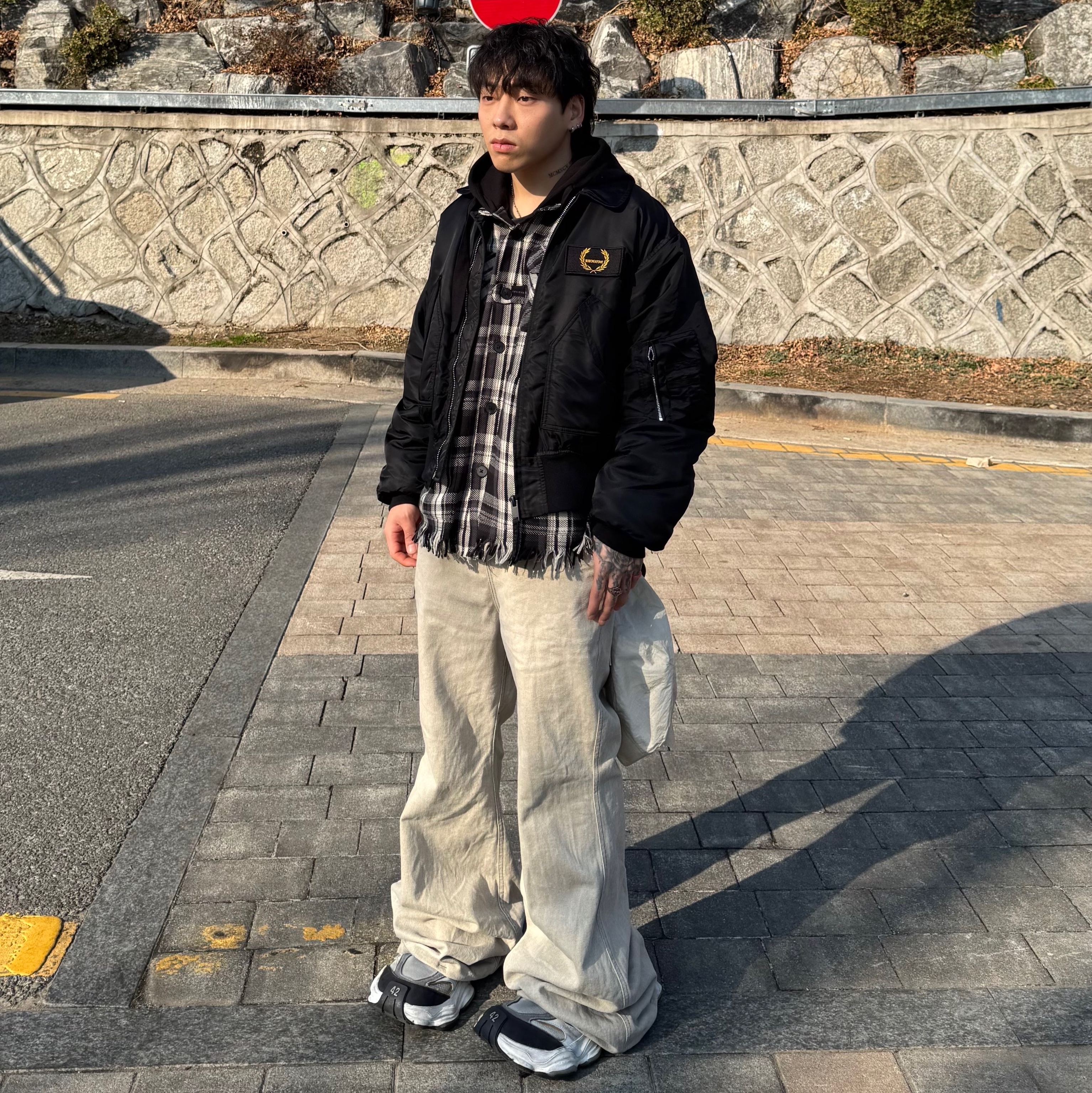 Balenciaga Cargo Sneakers White Grey 착용 스타일 - 1