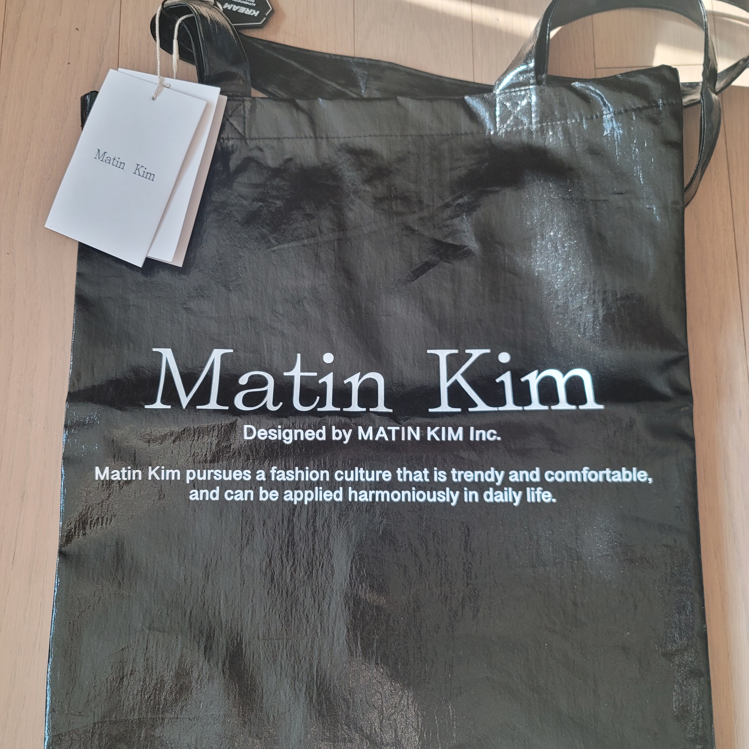 Matin Kim Matin Poppin Ecobag Strong Black 착용 스타일