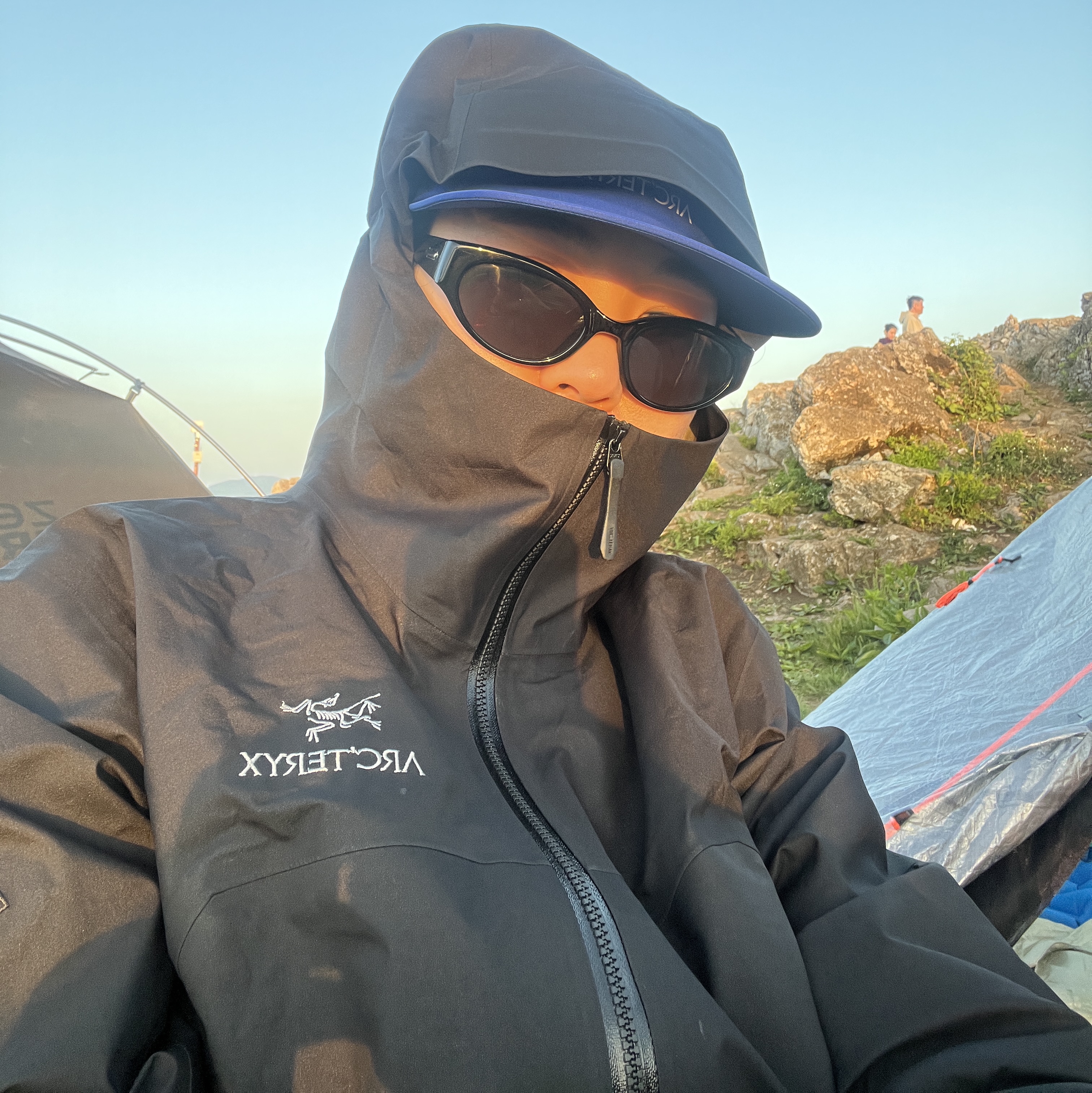 (W) Arc'teryx Beta Jacket Black 착용 스타일