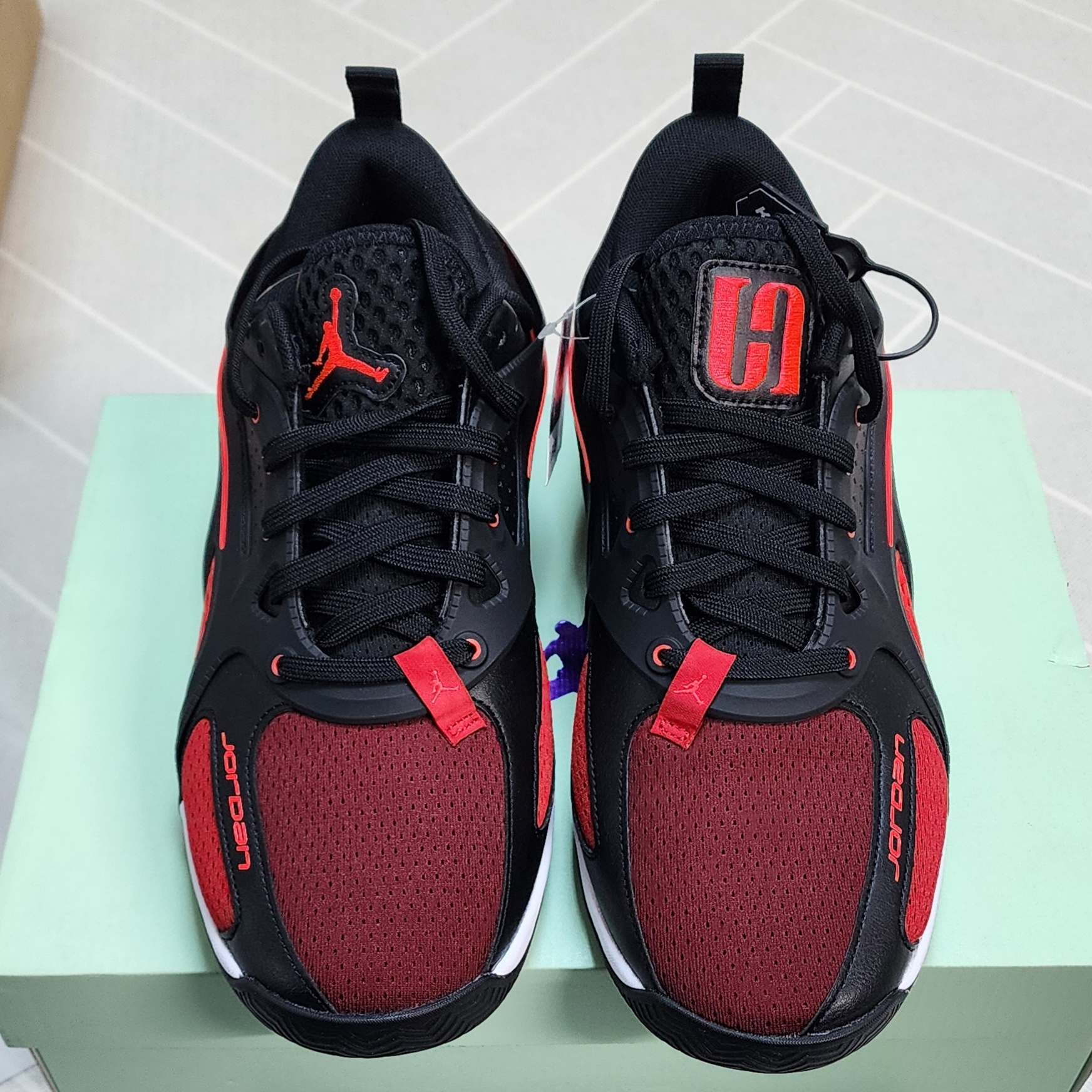 Jordan Heir Series PF Bloodline Black University Red 착용 스타일 - 2