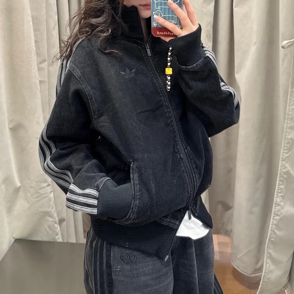 Adidas Adicolor Denim Firebird Track Top True Black Denim  - US Sizing, Adidas Adicolor Denim Firebird Track Top True Black Denim  - KR Sizing 착용 스타일 - 3