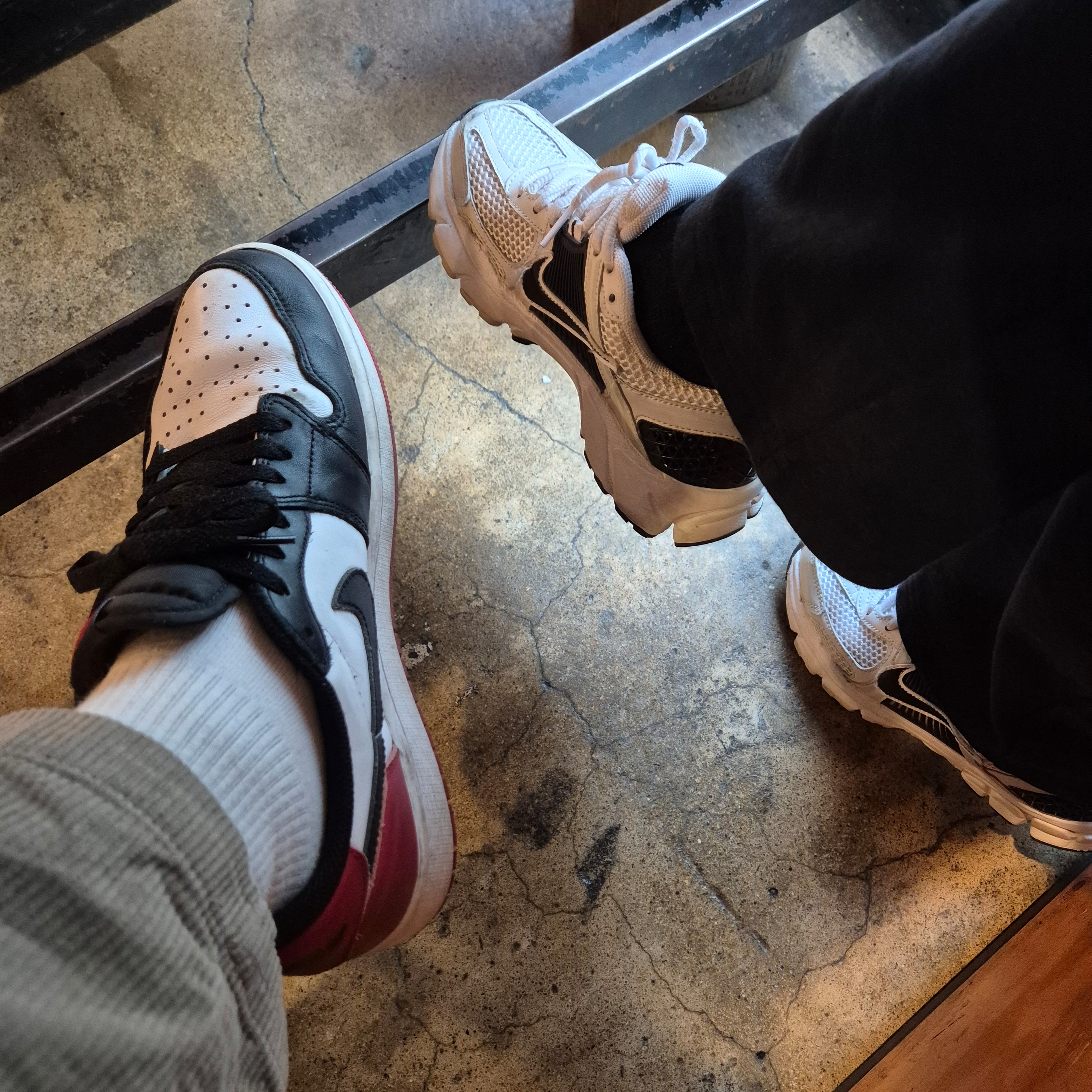 Jordan 1 Retro Low OG Black Toe, (GS) Nike Zoom Vomero 5 White Platinum Tint 착용 스타일