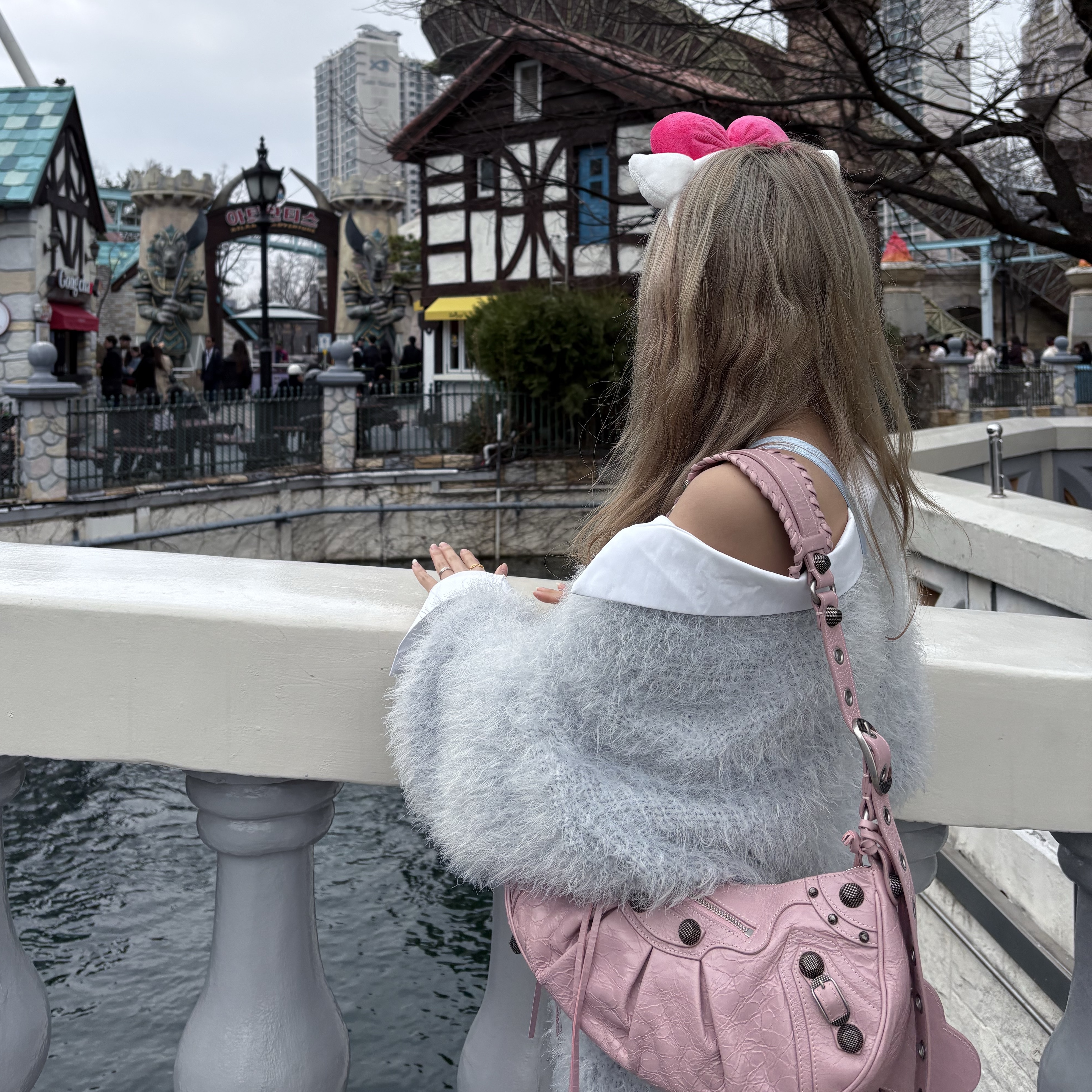 Balenciaga Le Cagole Small Shoulder Bag Pink 착용 스타일