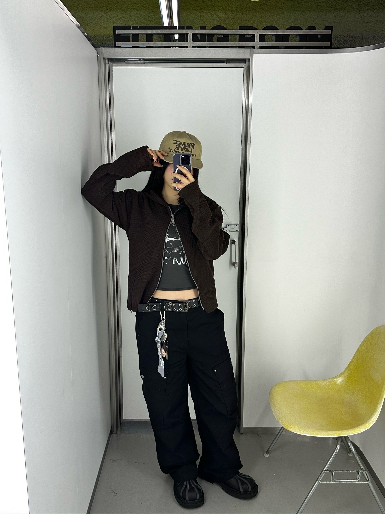 Vacant Archive Evan Artwork T-Shirt Brown, Vacant Archive Evan Artwork T-Shirt Yellow 착용 스타일 - 1