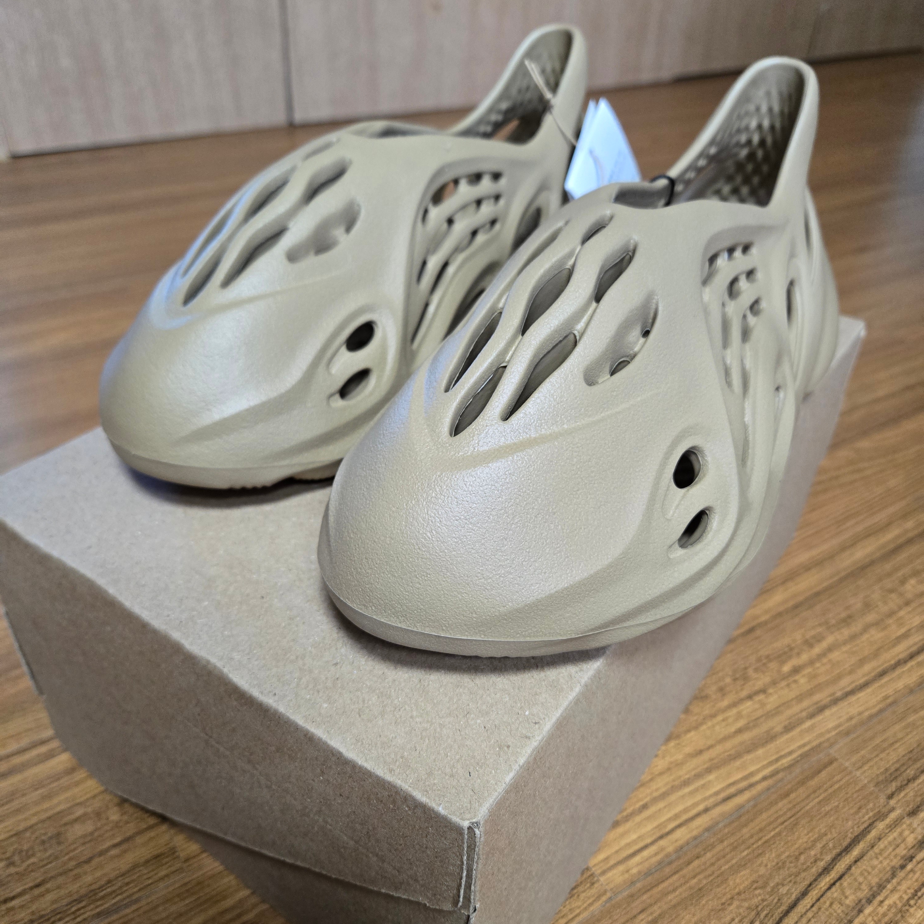 Adidas Yeezy Foam RNNR Clay Taupe 착용 스타일