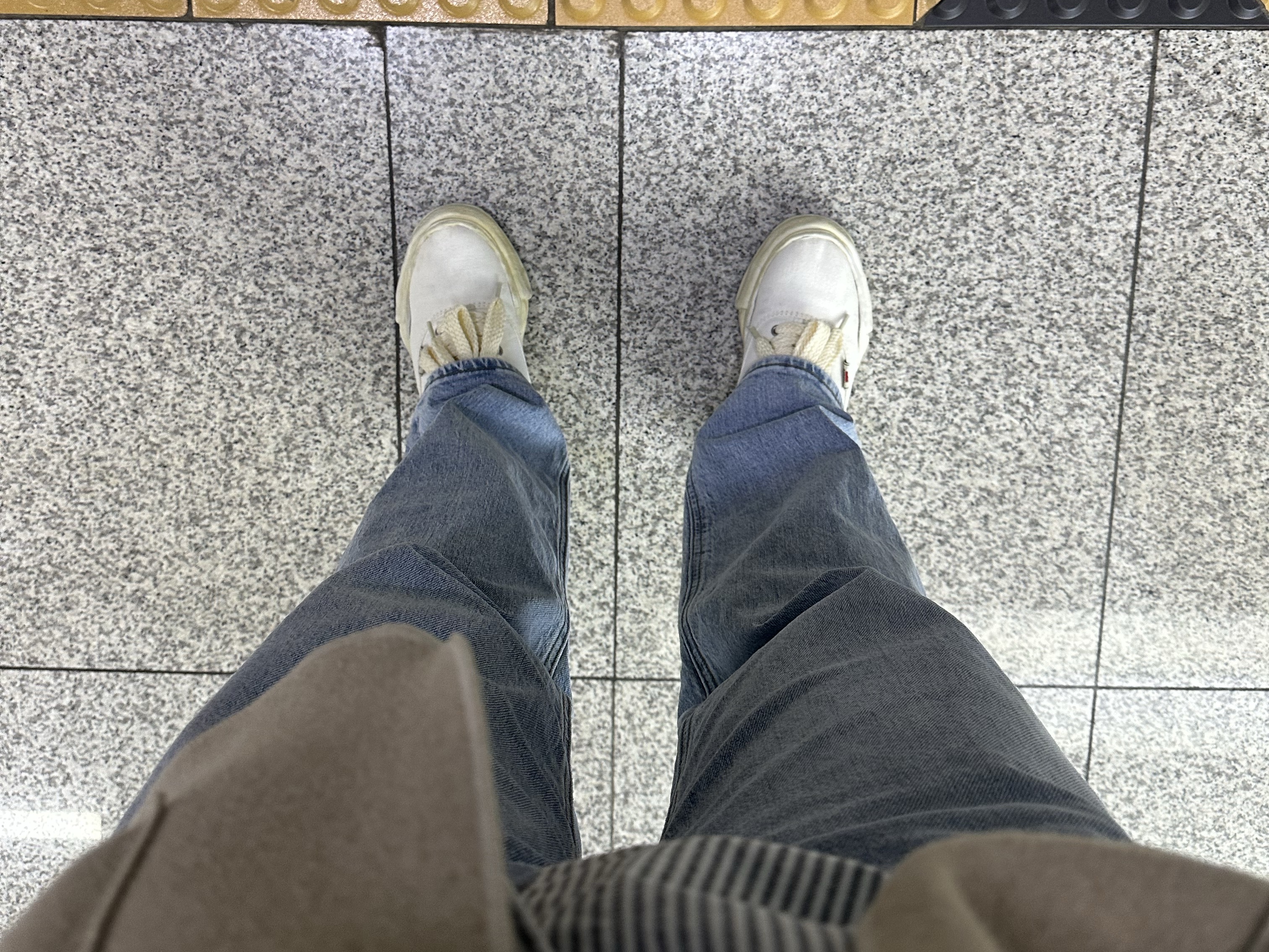Maison Mihara Yasuhiro Baker OG Sole OD Canvas Low-top Sneakers White 착용 스타일