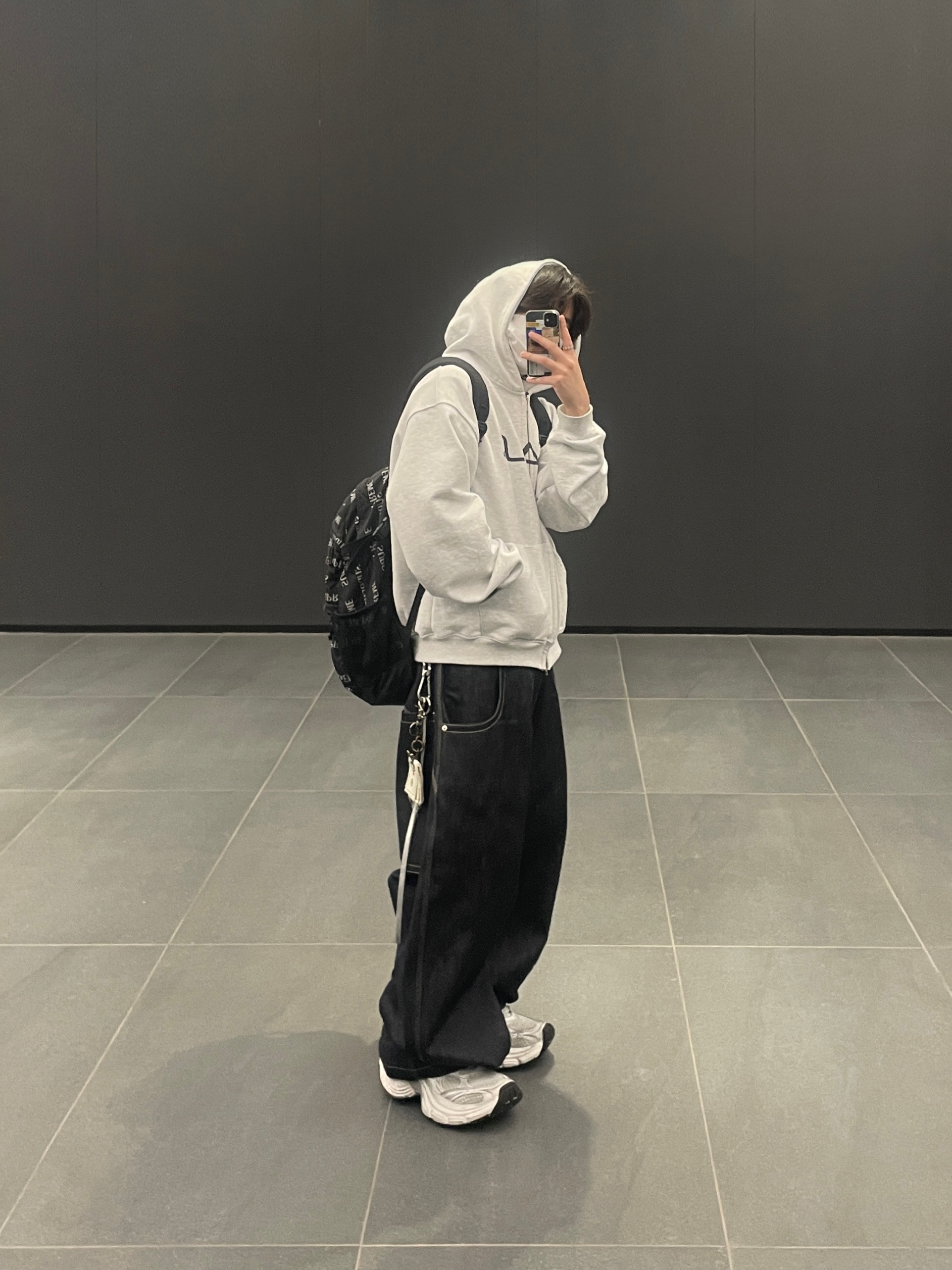Project G/R Retro Baggy Denim Pants Dark Navy, Balenciaga 10XL Sneakers White Grey Silver Black 착용 스타일