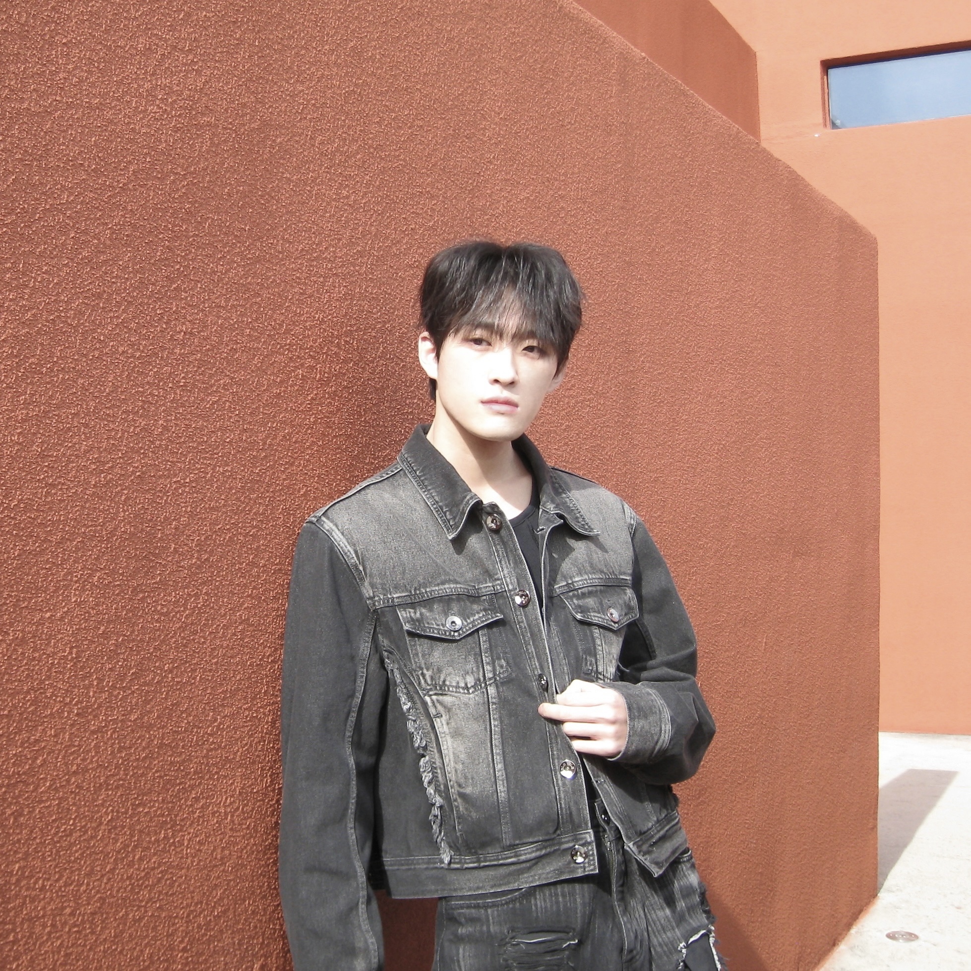 [KREAM 단독] BLR Signature Raw Cut Washing Denim Trucker Jacket Black 착용 스타일 - 1