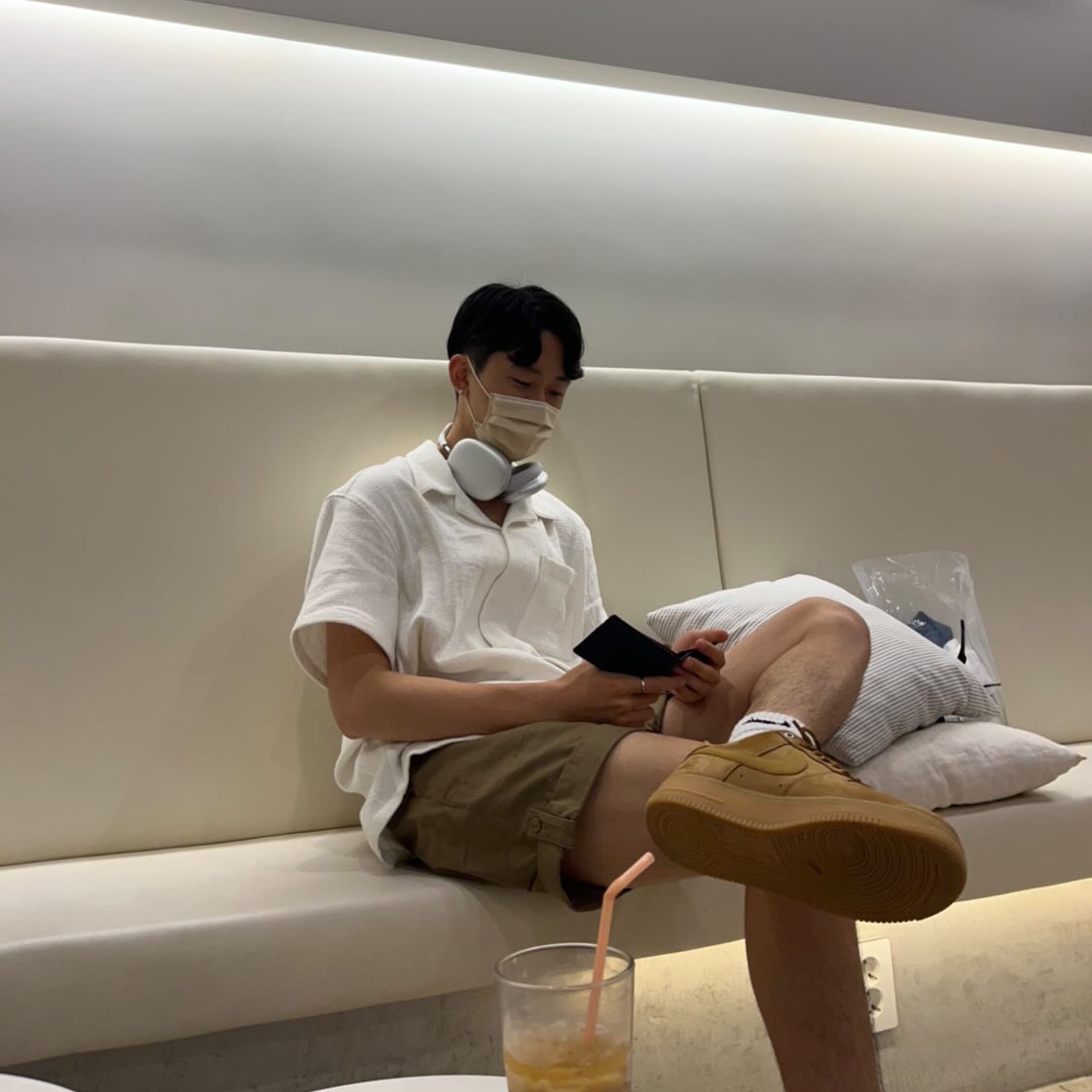 Apple AirPods Max Lightning Silver (Korean Ver.), Nike Air Force 1 '07 WB Flax 착용 스타일