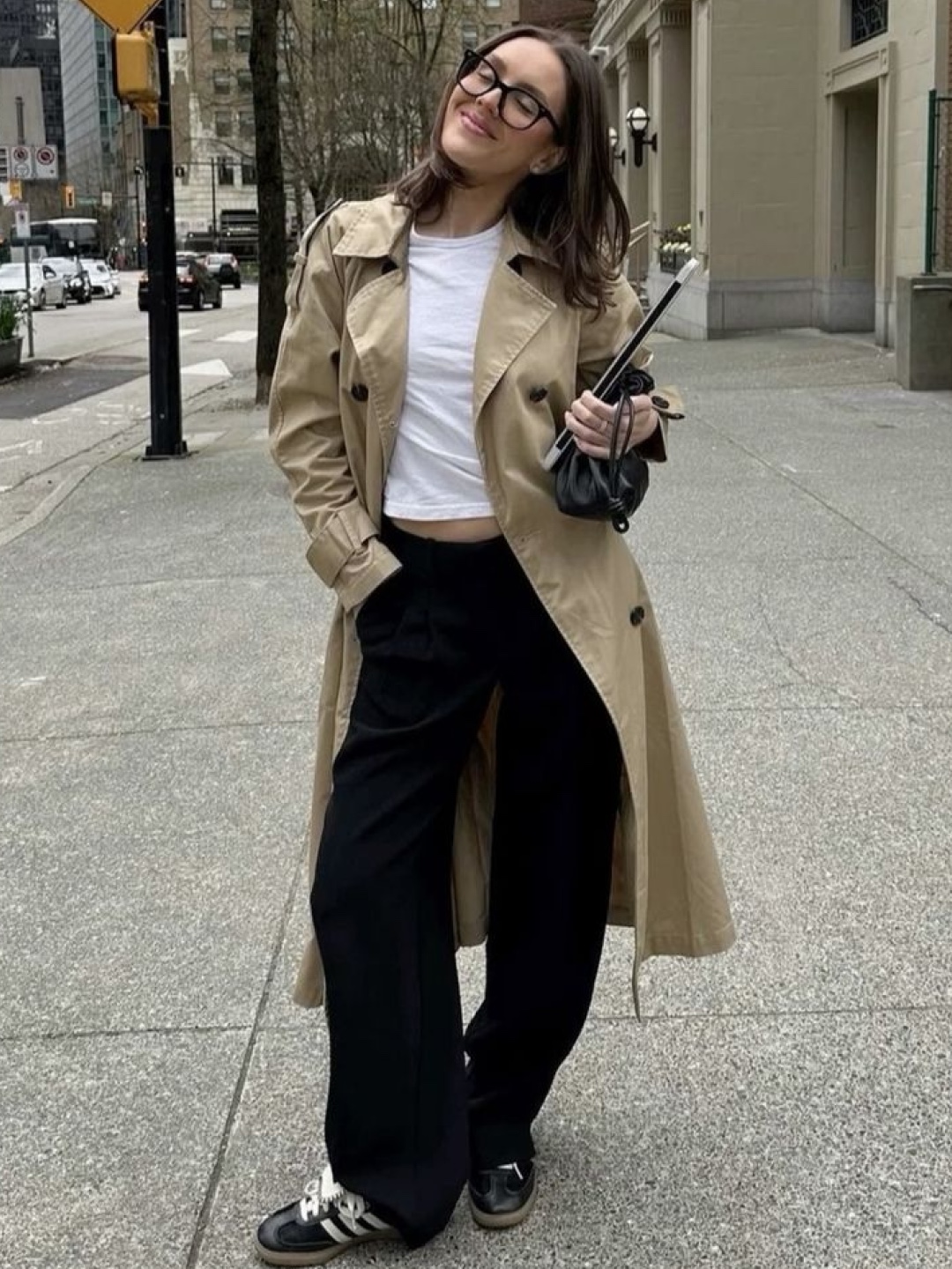 Burberry Balmoral Trench Coat, Vivastudio Woman Cropped Oversized Trench Coat Beige 착용 스타일 - 3