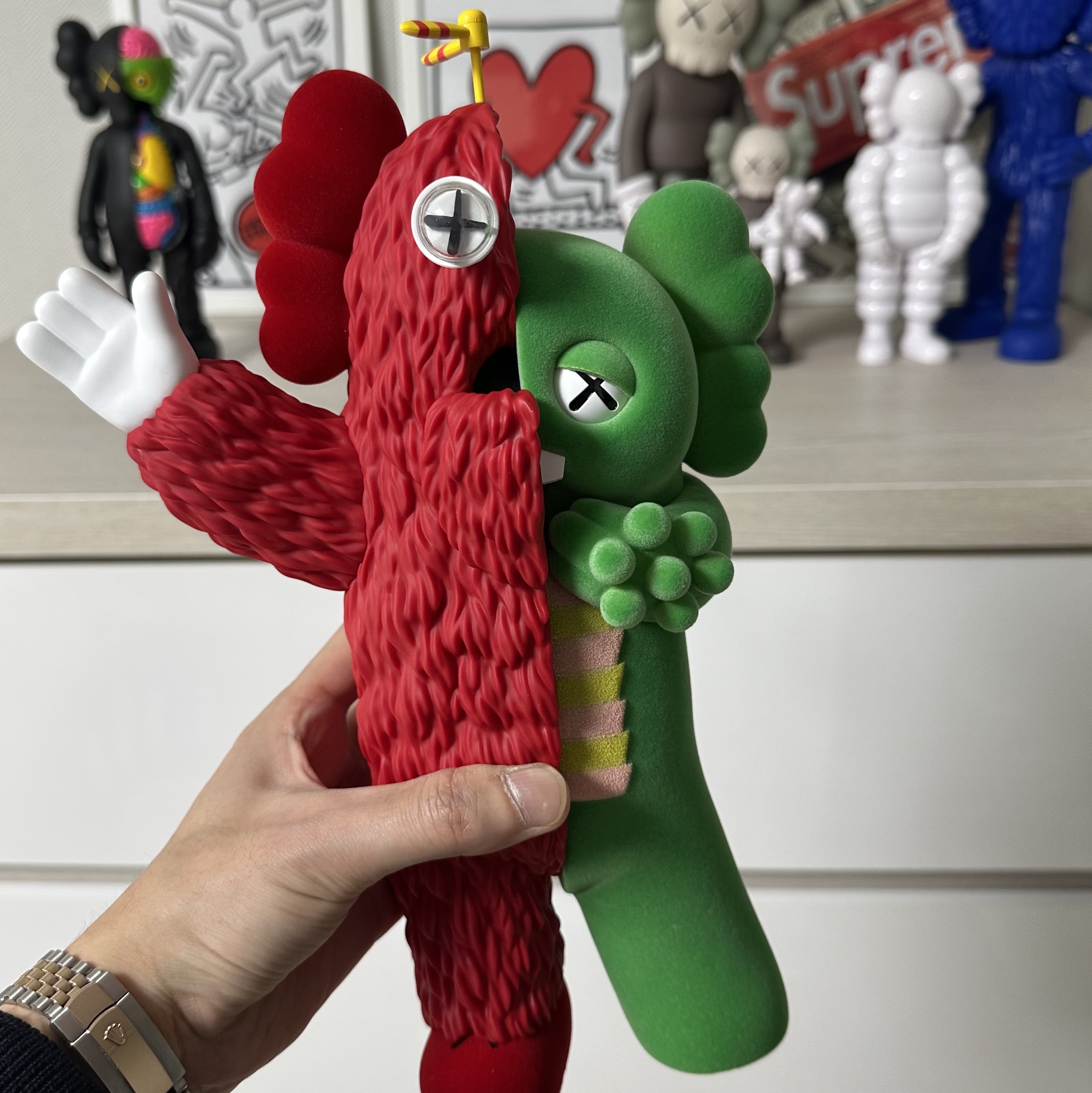 Kaws Family Vinyl Figure Brown Blue White, Kaws Kachamukku Vinyl Figure Green Red 착용 스타일 - 2