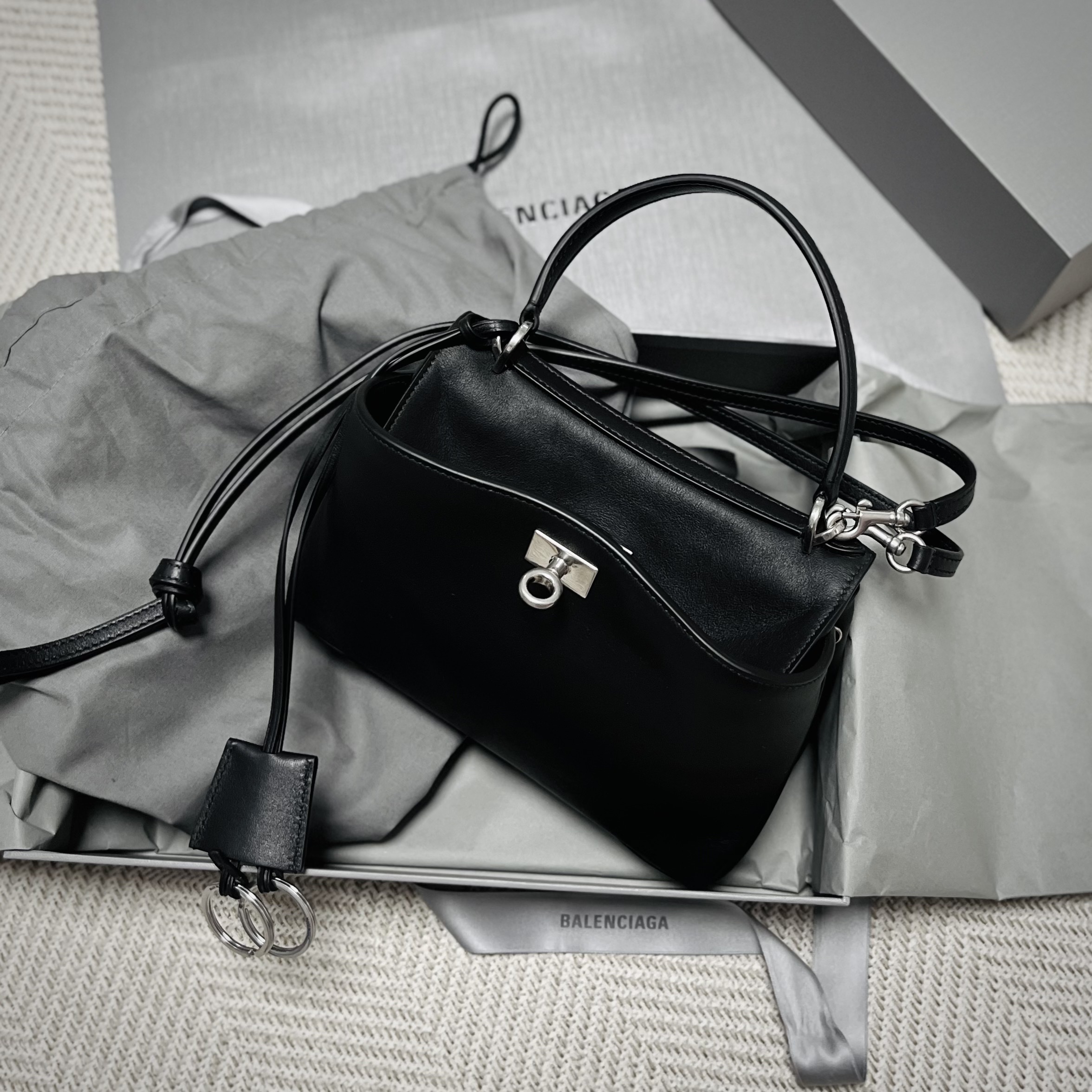 Balenciaga Rodeo Mini Handbag Black 착용 스타일 - 1