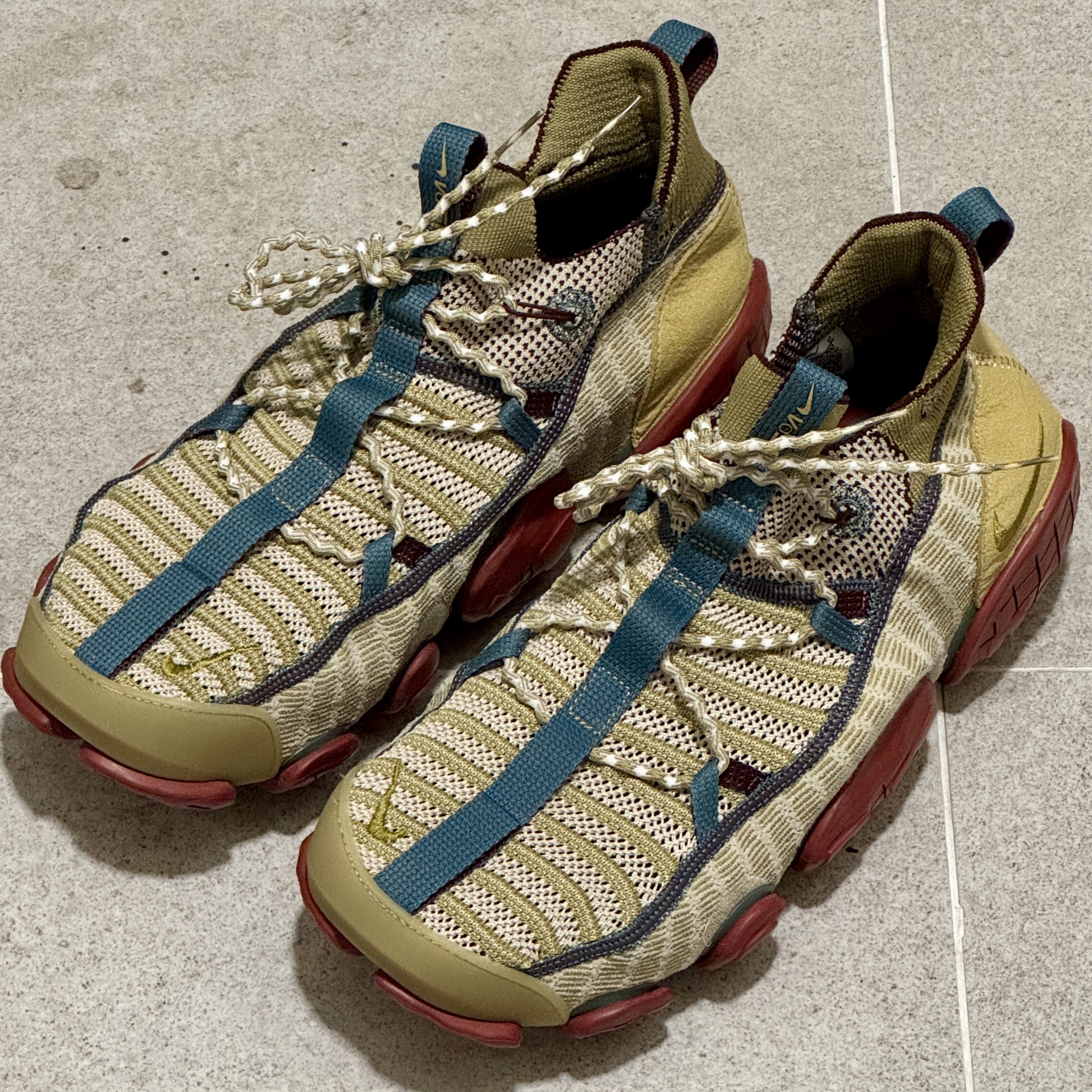 Nike ISPA Link Barley and Desert Moss 착용 스타일 - 1