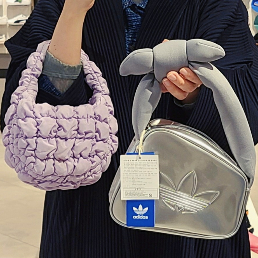 아디다스 패커블 백 키링 원더 블루, 아디다스 패커블 백 키링 핑크 퓨전 착용 스타일 - 4