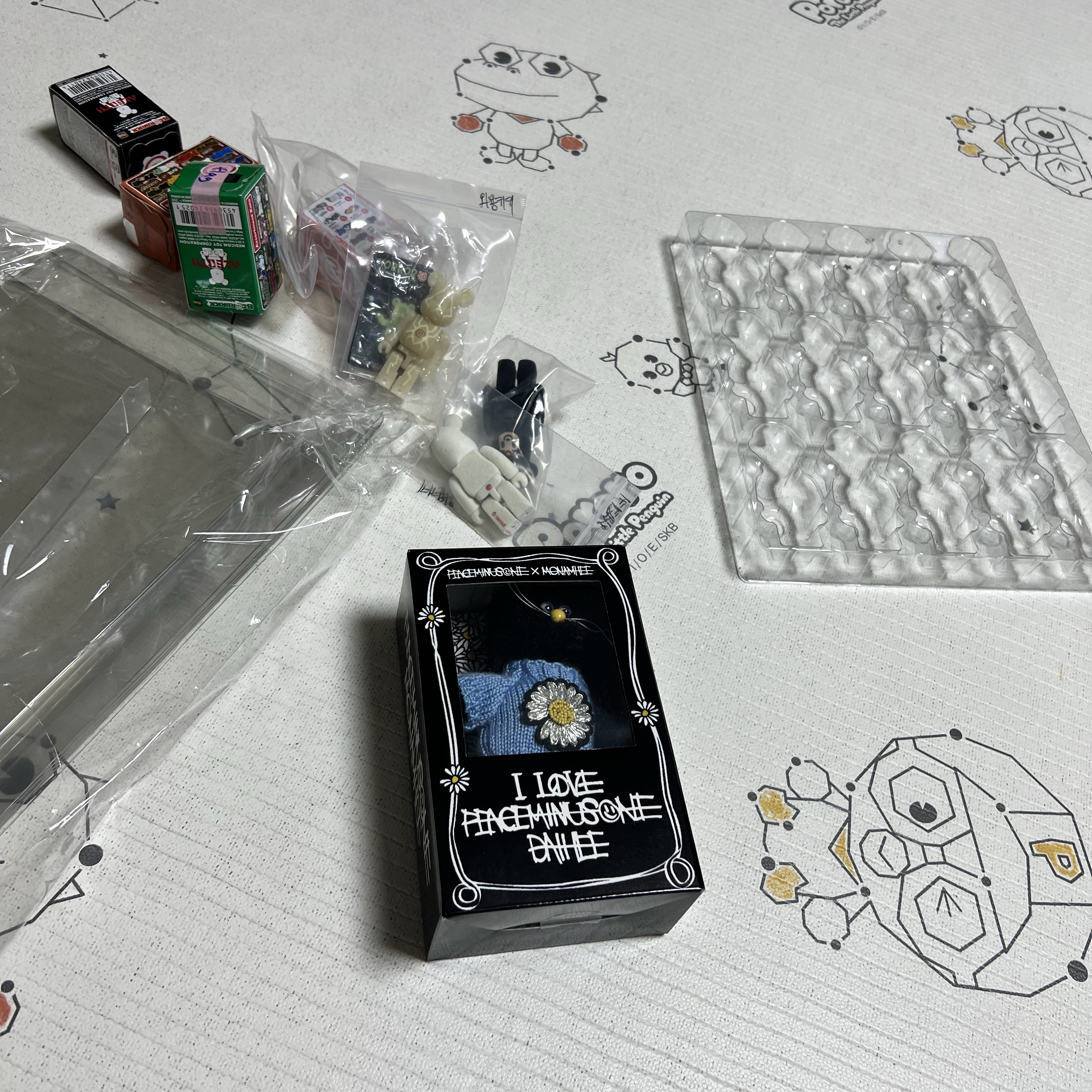 Monamhee x Peaceminusone Daihee Plush Keyring 착용 스타일 - 2