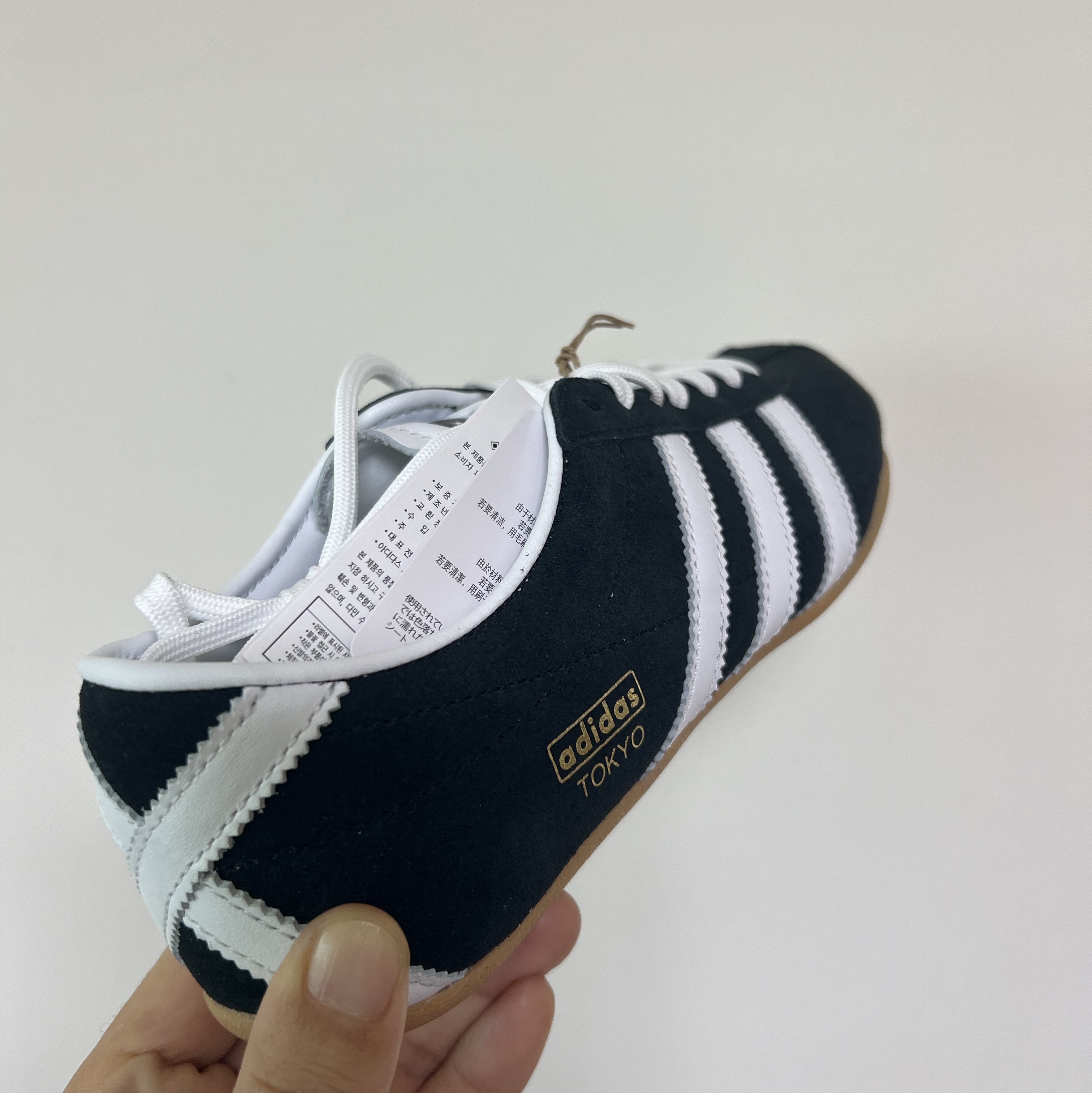 (W) Adidas Tokyo Core Black Cloud White 착용 스타일 - 2