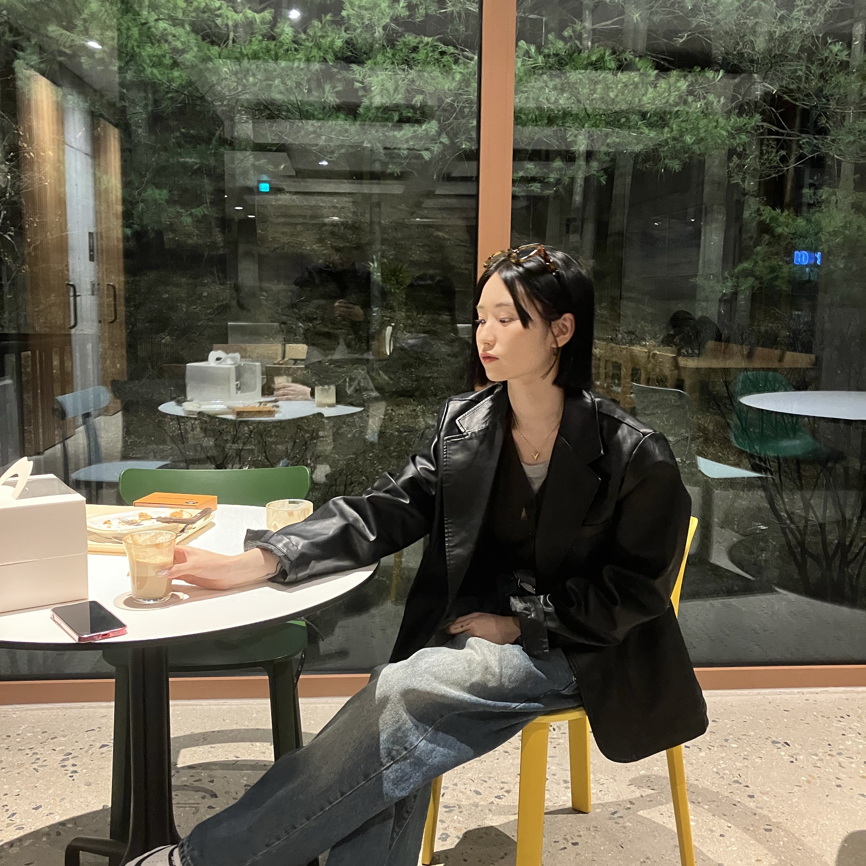 Gentle Monster x Maison Margiela MM212 Tortoise Green, (W) Louis Vuitton Essential V Necklace Gold 착용 스타일 - 3