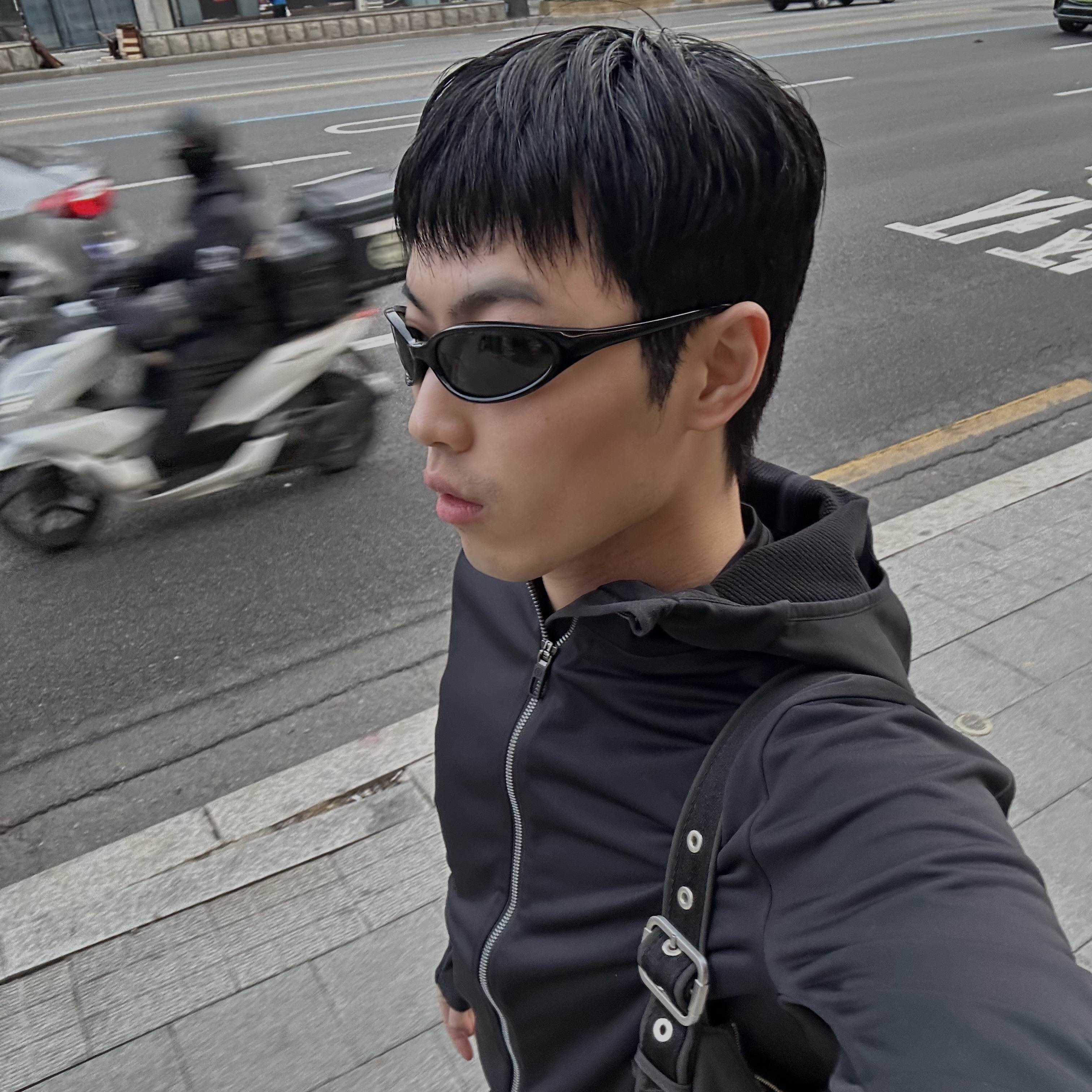 젠틀 몬스터 x 메종 마르지엘라 MM202 블랙 그레이 착용 스타일 - 1