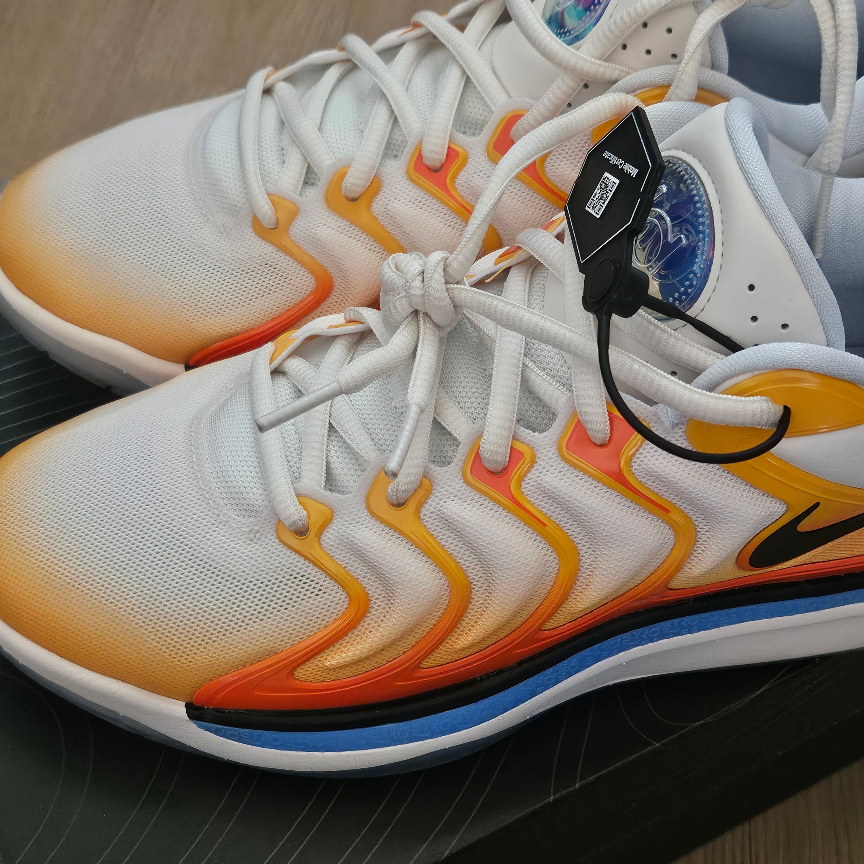 Nike KD 17 EP University Gold Safety Orange 착용 스타일 - 2