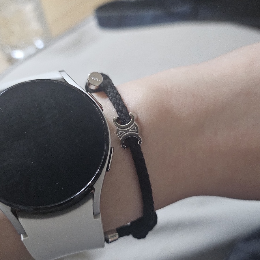 Celine Triomphe Beach Bracelet Acrylic Brass with Rhodium Finish Black 착용 스타일